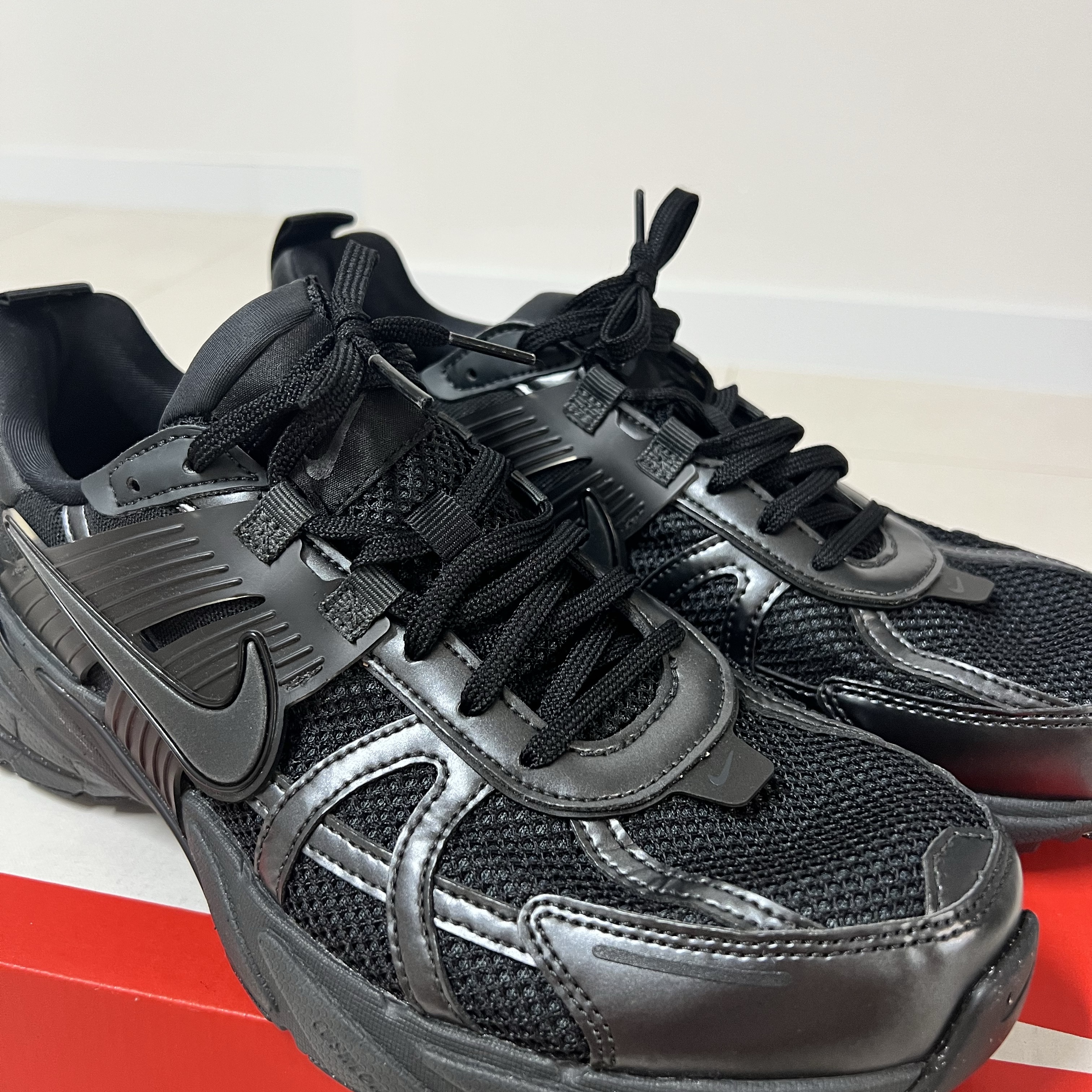 Nike V2K Run Black Anthracite 착용 스타일 - 2