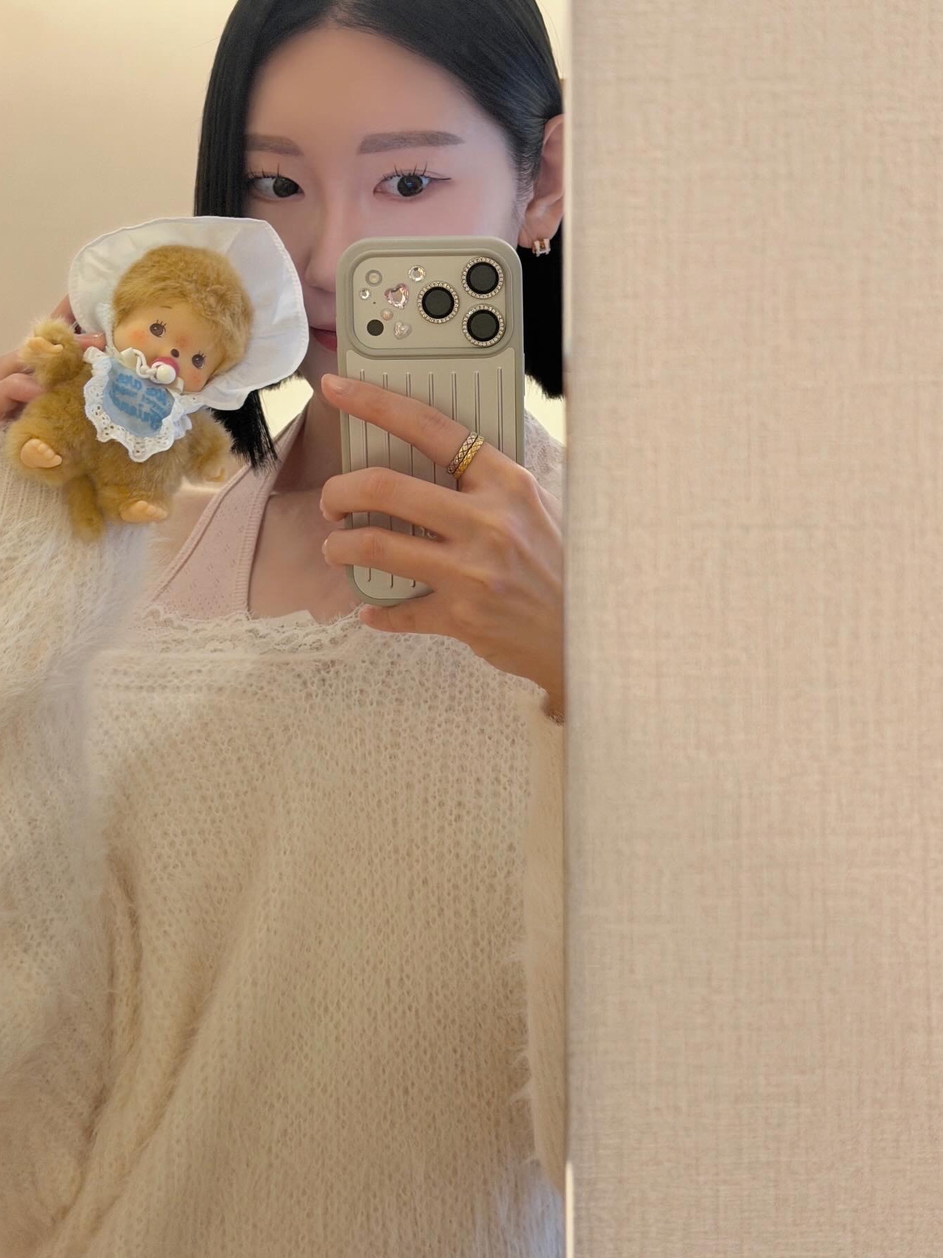 Monchhichi Sweet Sugar Bebichhichi S Boy, Rimowa iPhone 17 Pro Aluminium Case Silver 착용 스타일