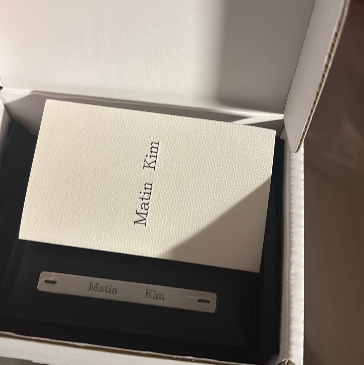 Matin Kim Vintage Card Wallet Black 착용 스타일 - 2