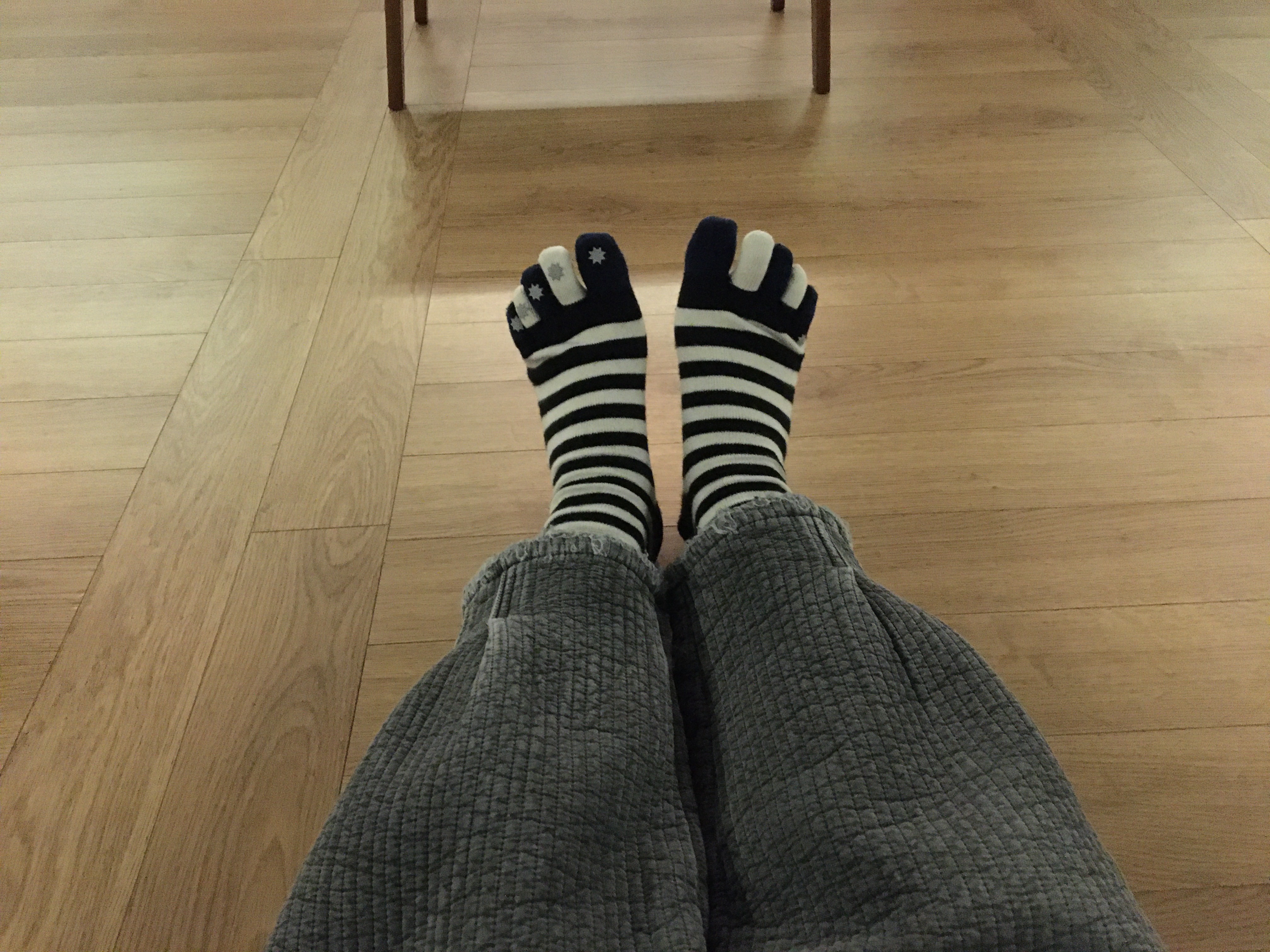 COYSEIO Stripe Five-Toe Socks Black 착용 스타일