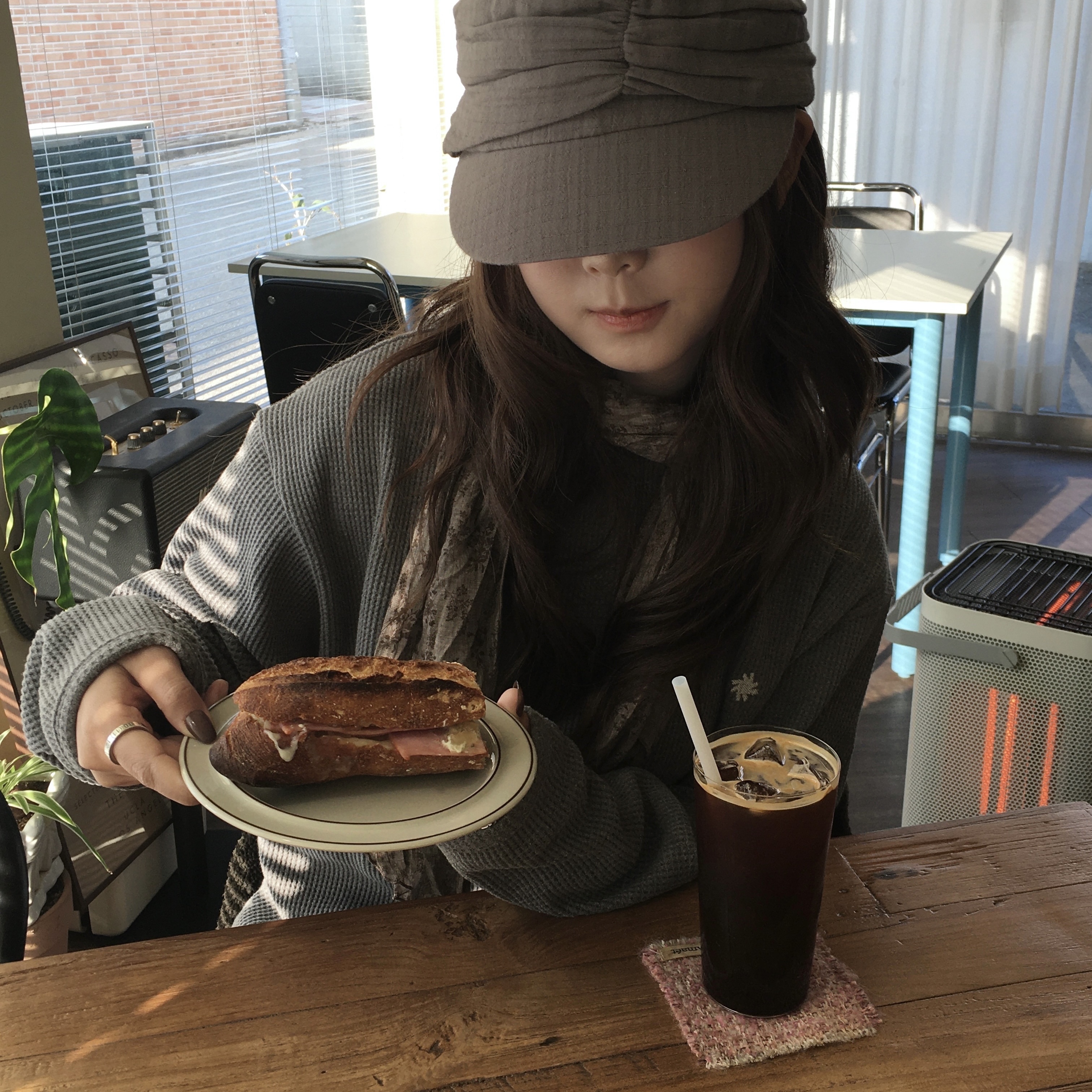 SLOW RECORD HOUSE Waffle Fingerhole Hood Blue Grey 착용 스타일 - 1