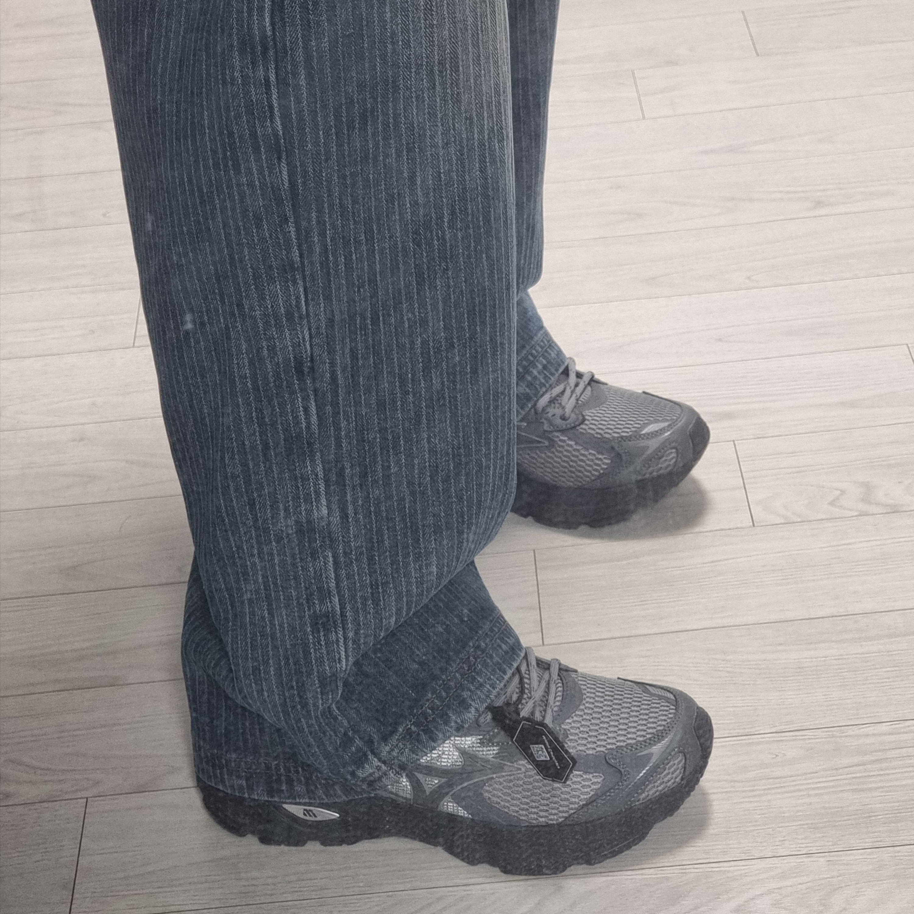 Mizuno Racer V2 Grey Black 착용 스타일 - 1