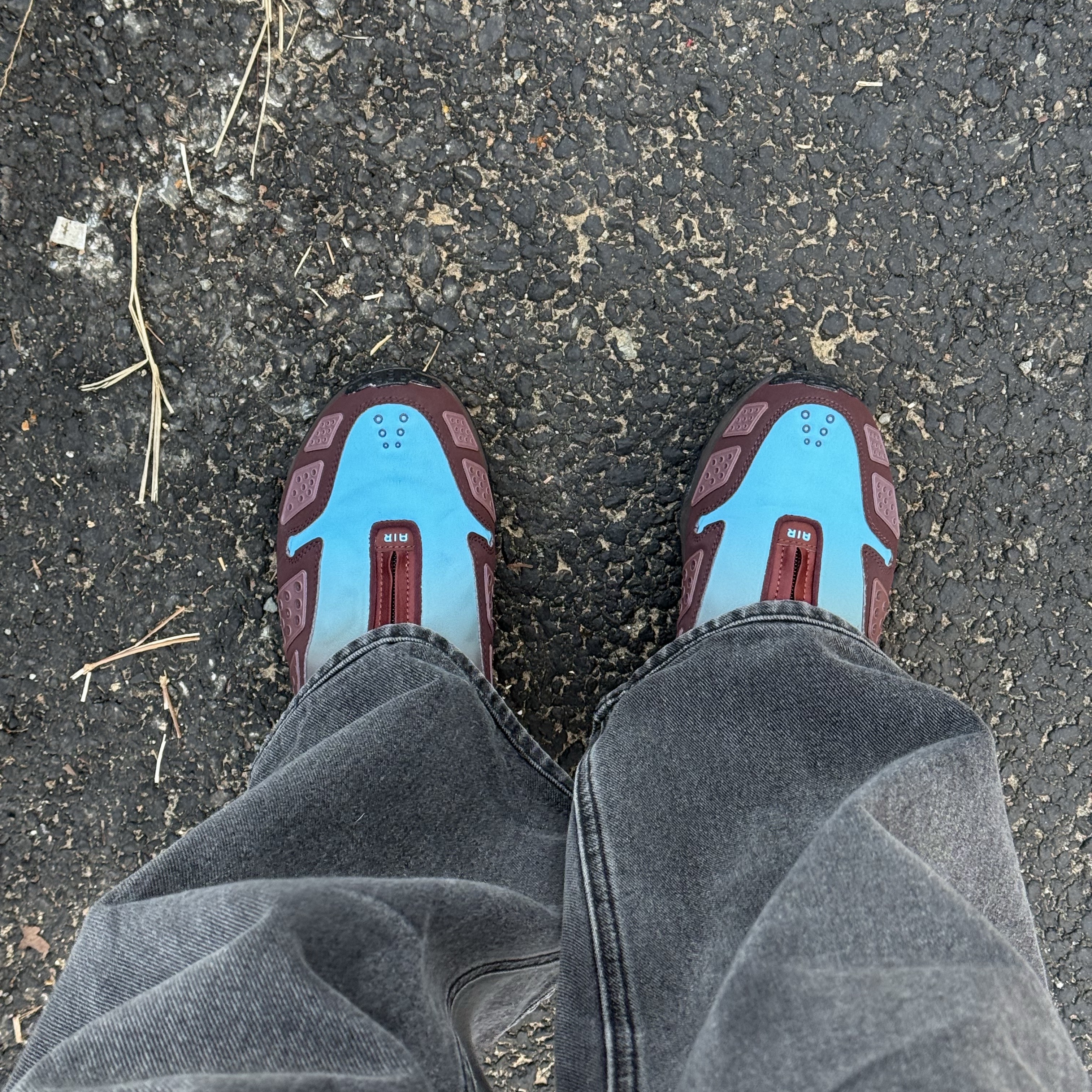 (W) Nike Air Max SNDR Burgundy Crush and Baltic Blue 착용 스타일 - 1