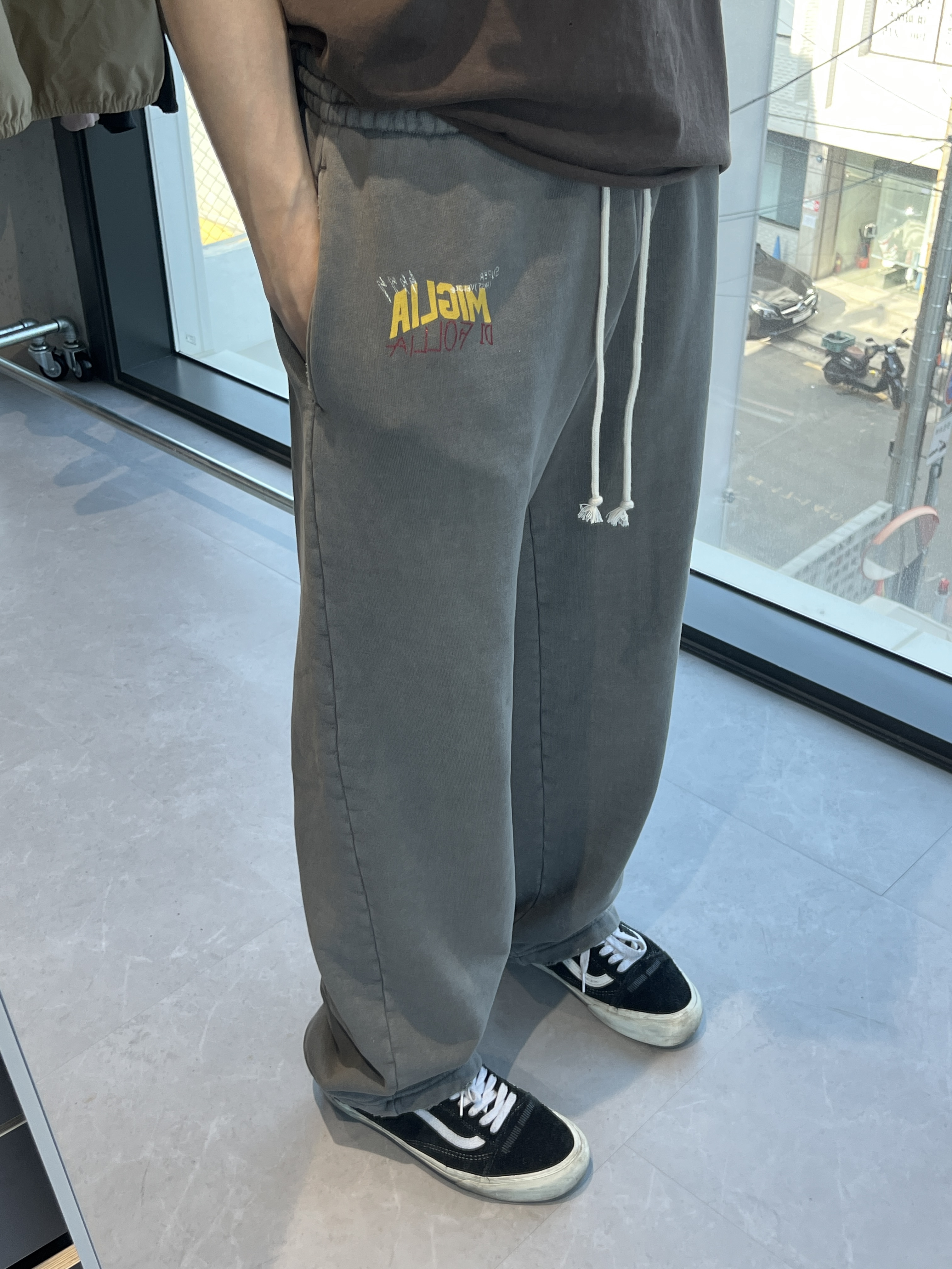 SUPERVELOCE Miglia Straight Sweatpants Steel Gray 착용 스타일 - 1