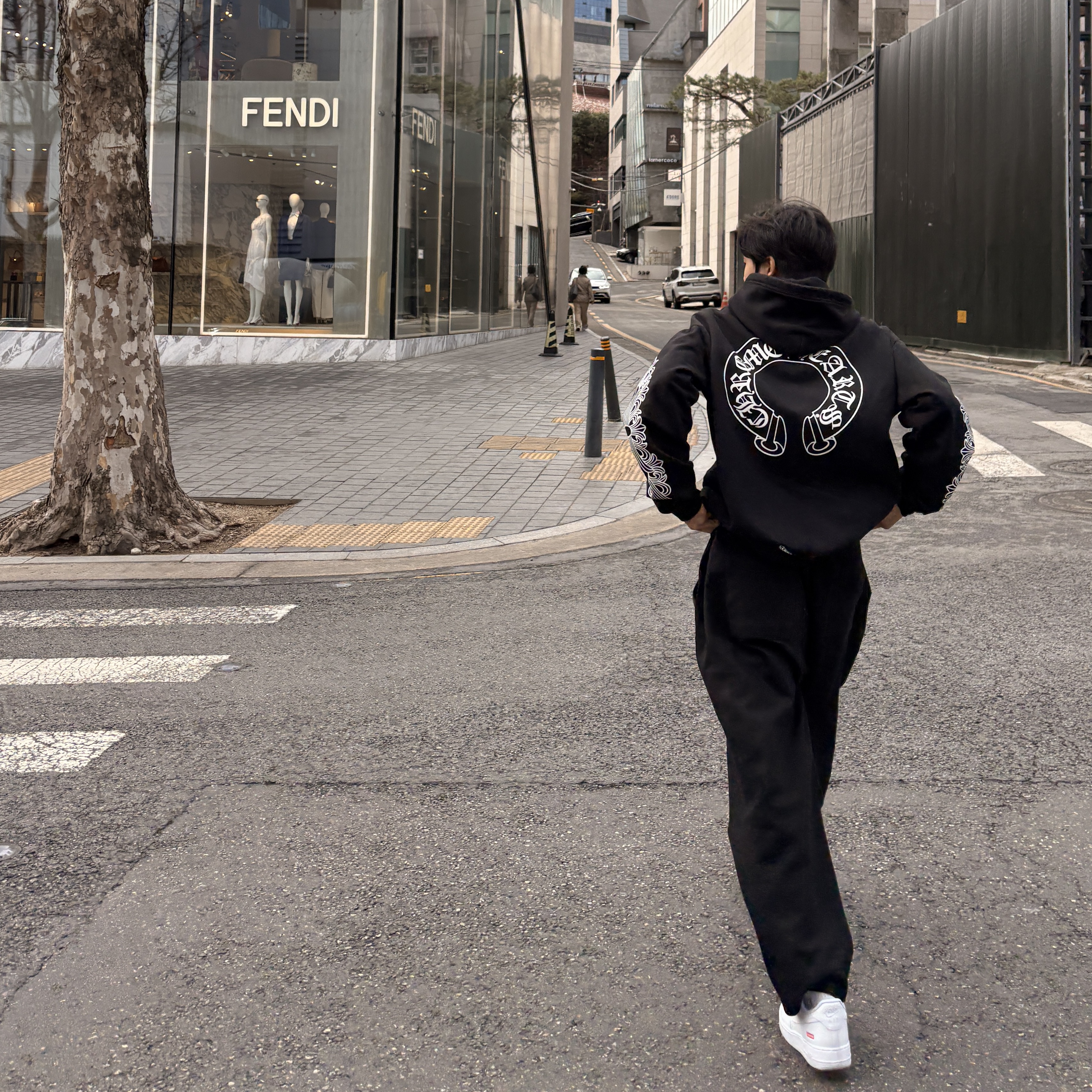 Chrome Hearts Horseshoe Floral Hoodie Black, Nike x Supreme Air Force 1 Low White 착용 스타일