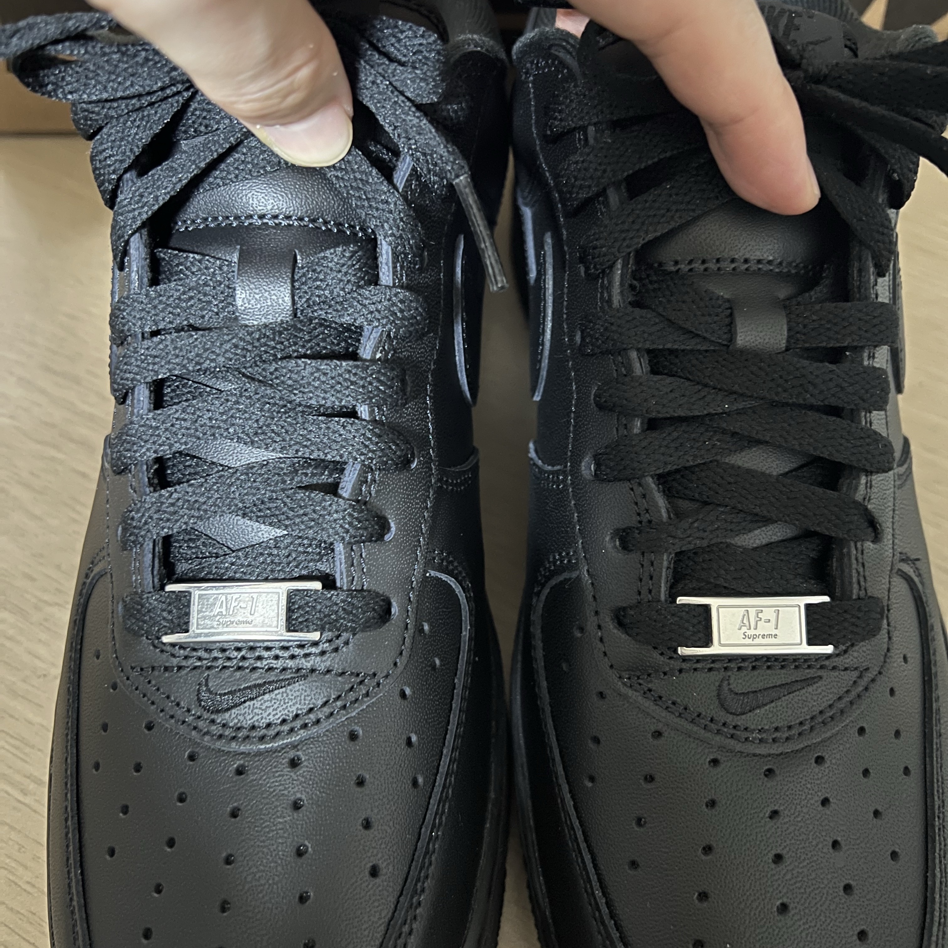 Nike x Supreme Air Force 1 Low Black 착용 스타일 - 2
