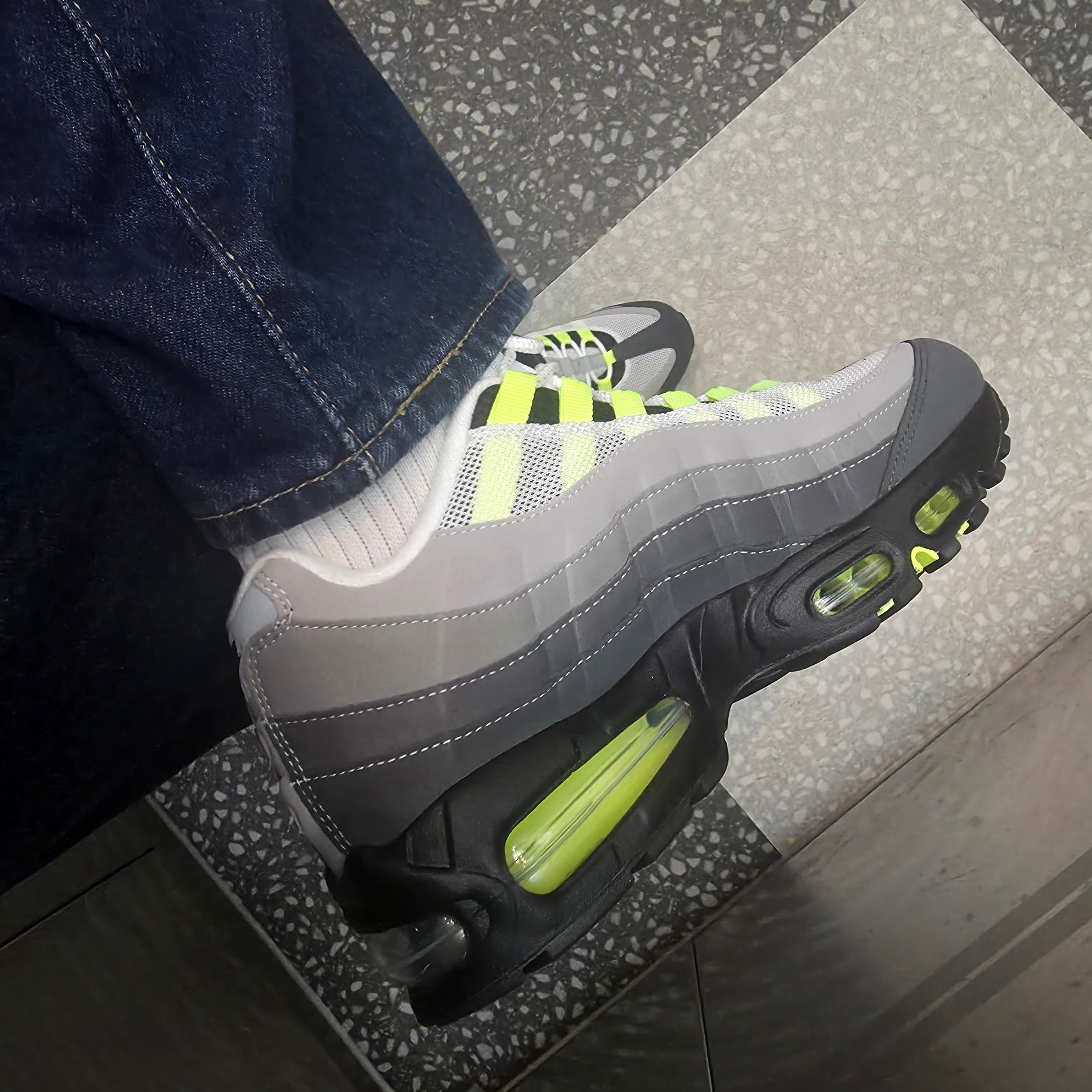 Nike Air Max 95 OG Neon 착용 스타일