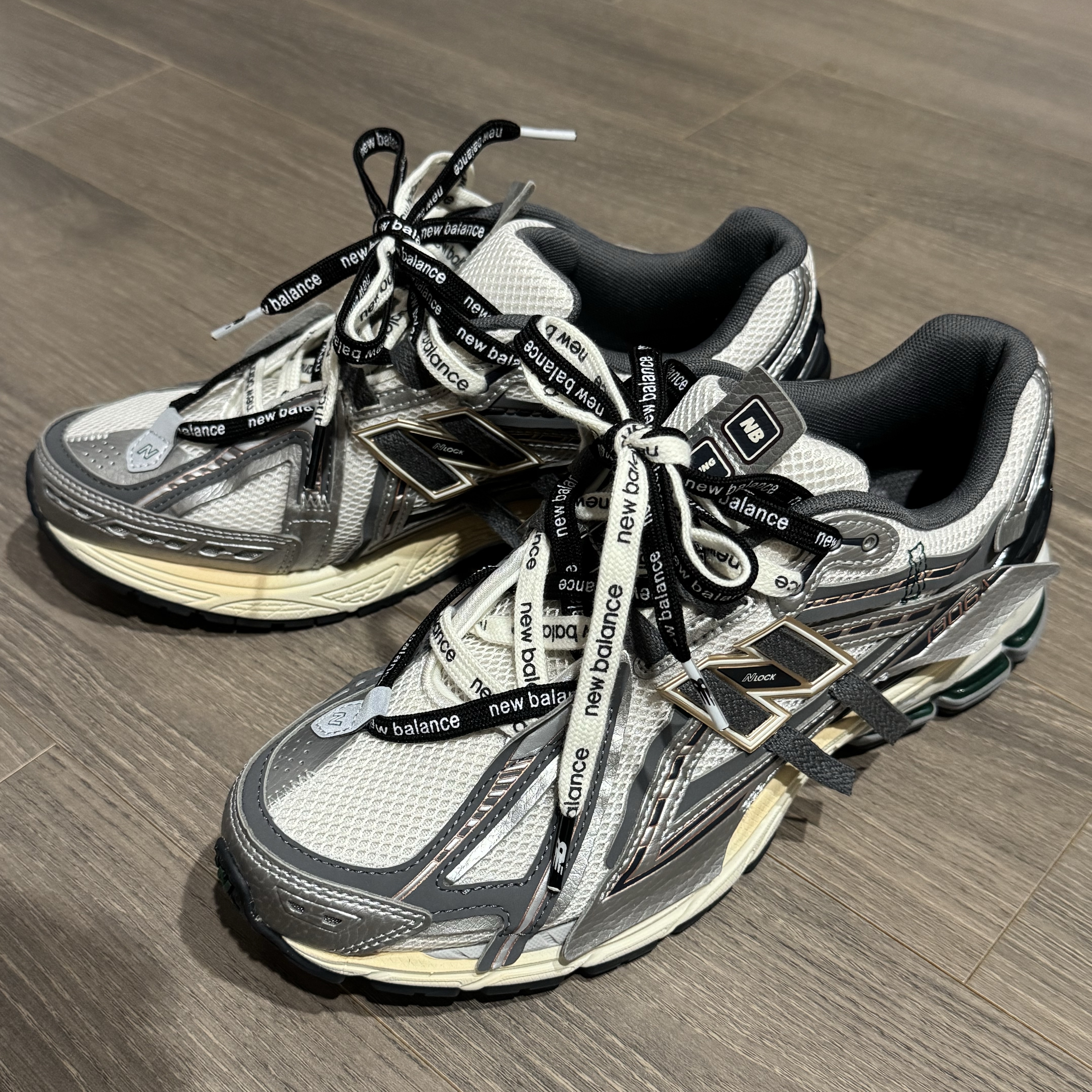 New Balance 1906A Silver Metallic Castlerock 착용 스타일