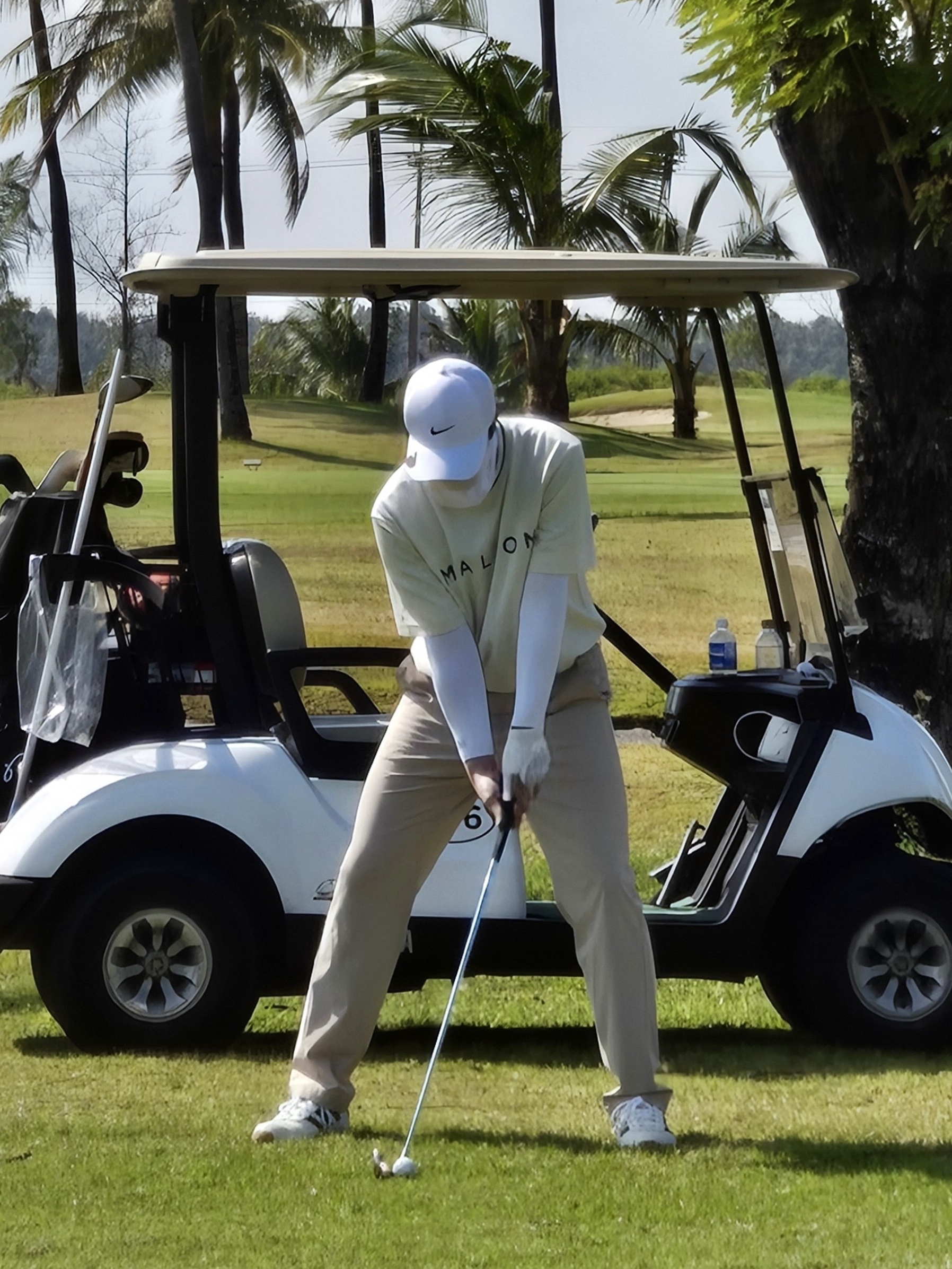 Nike Dri-Fit Legacy 91 Golf Cap White, Malbon Golf Pants Beige 착용 스타일 - 1