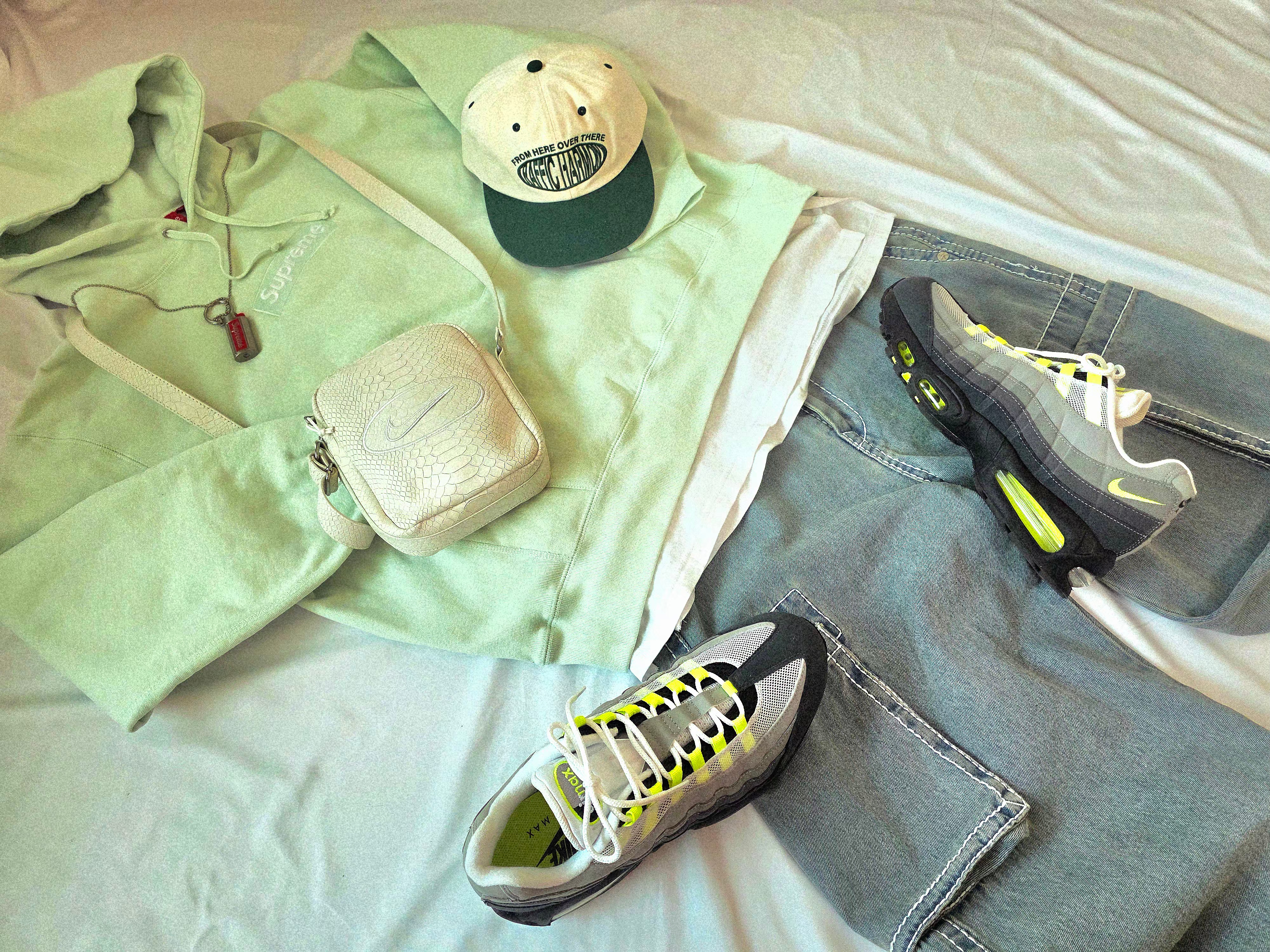 Nike Air Max 95 OG Neon, True Religion Classic Cargo Pants Light Indigo 착용 스타일 - 3