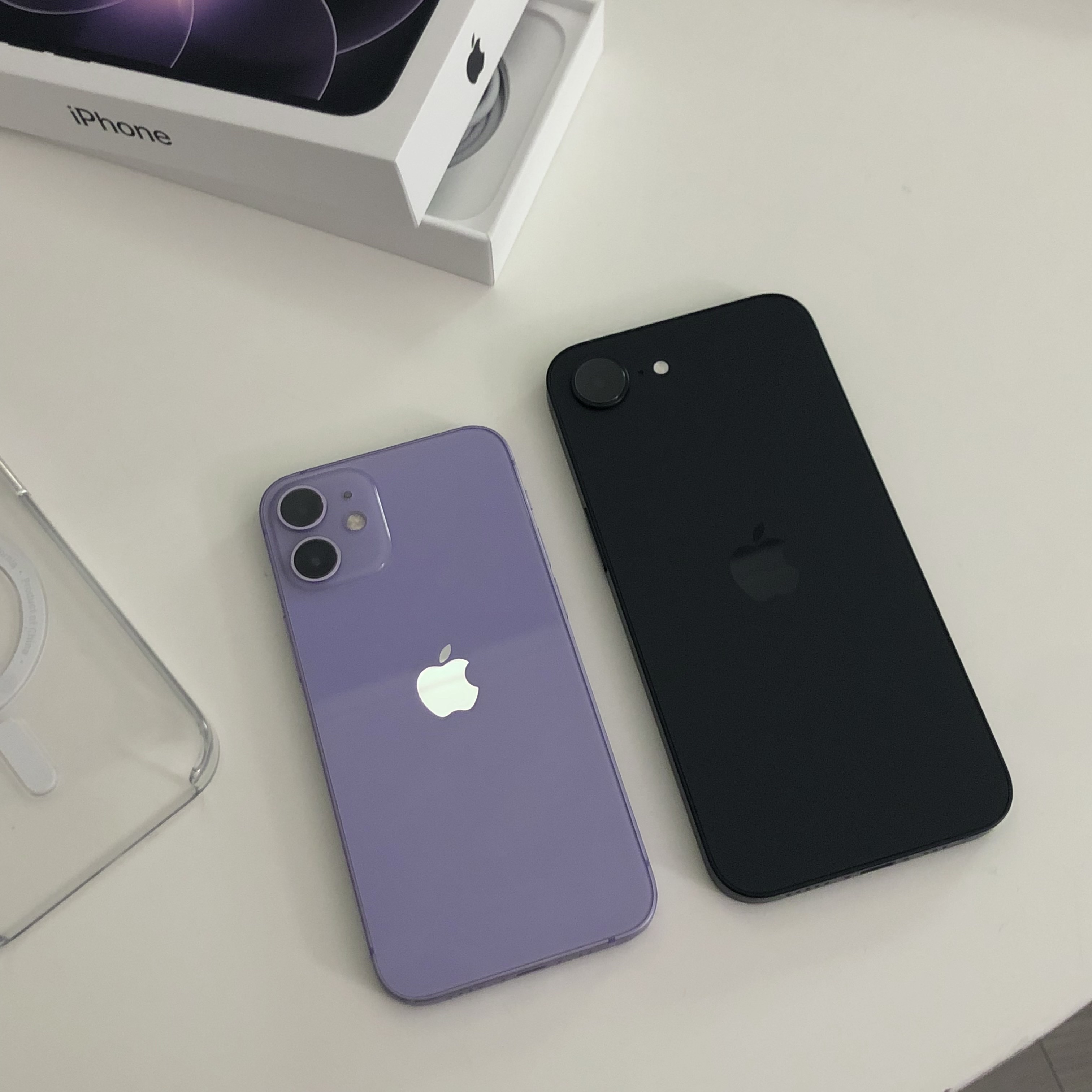 Apple iPhone 17e 256GB Black (Korean Ver.) 착용 스타일 - 1