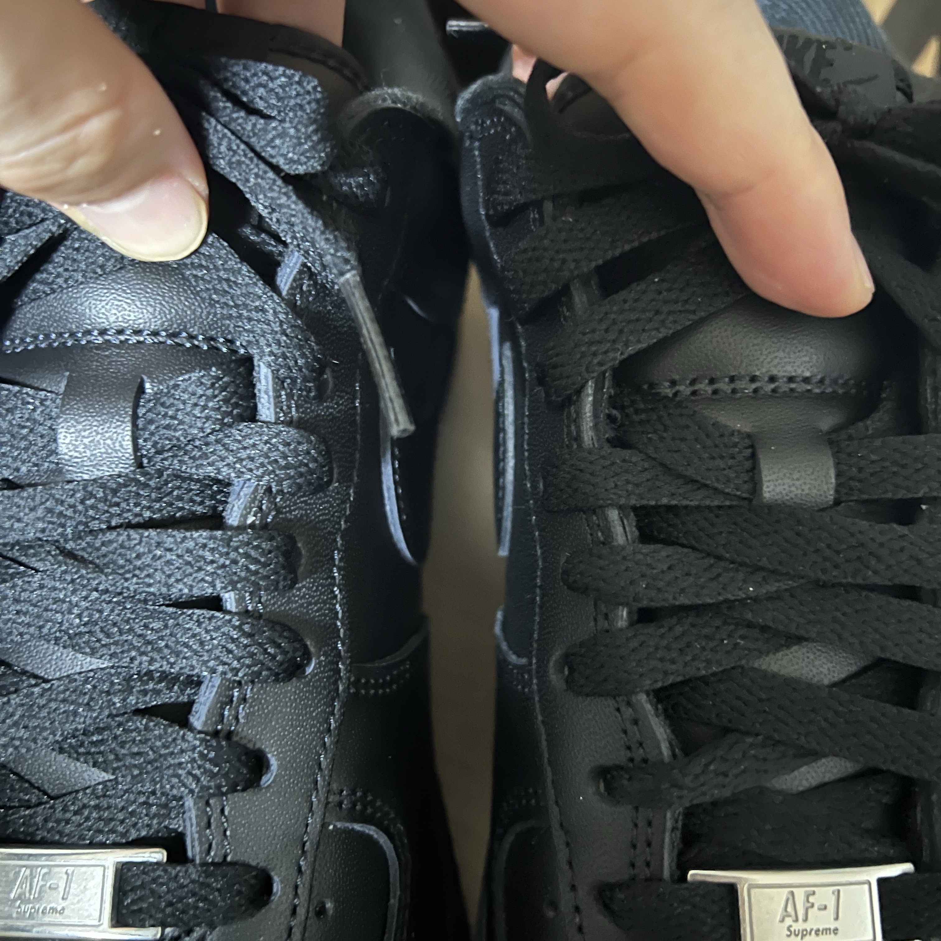 Nike x Supreme Air Force 1 Low Black 착용 스타일 - 3