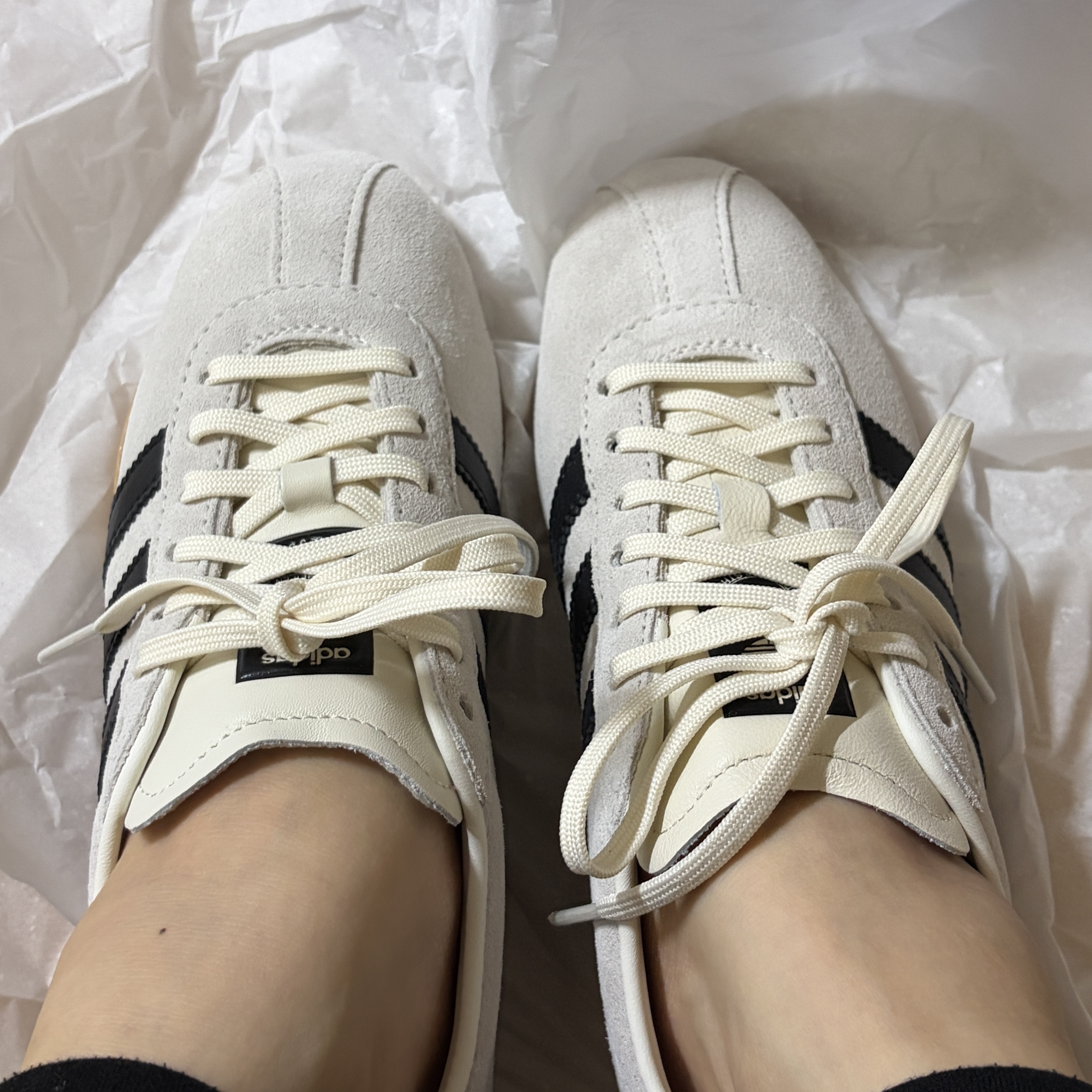(W) Adidas Tokyo Off White Core Black 착용 스타일 - 2
