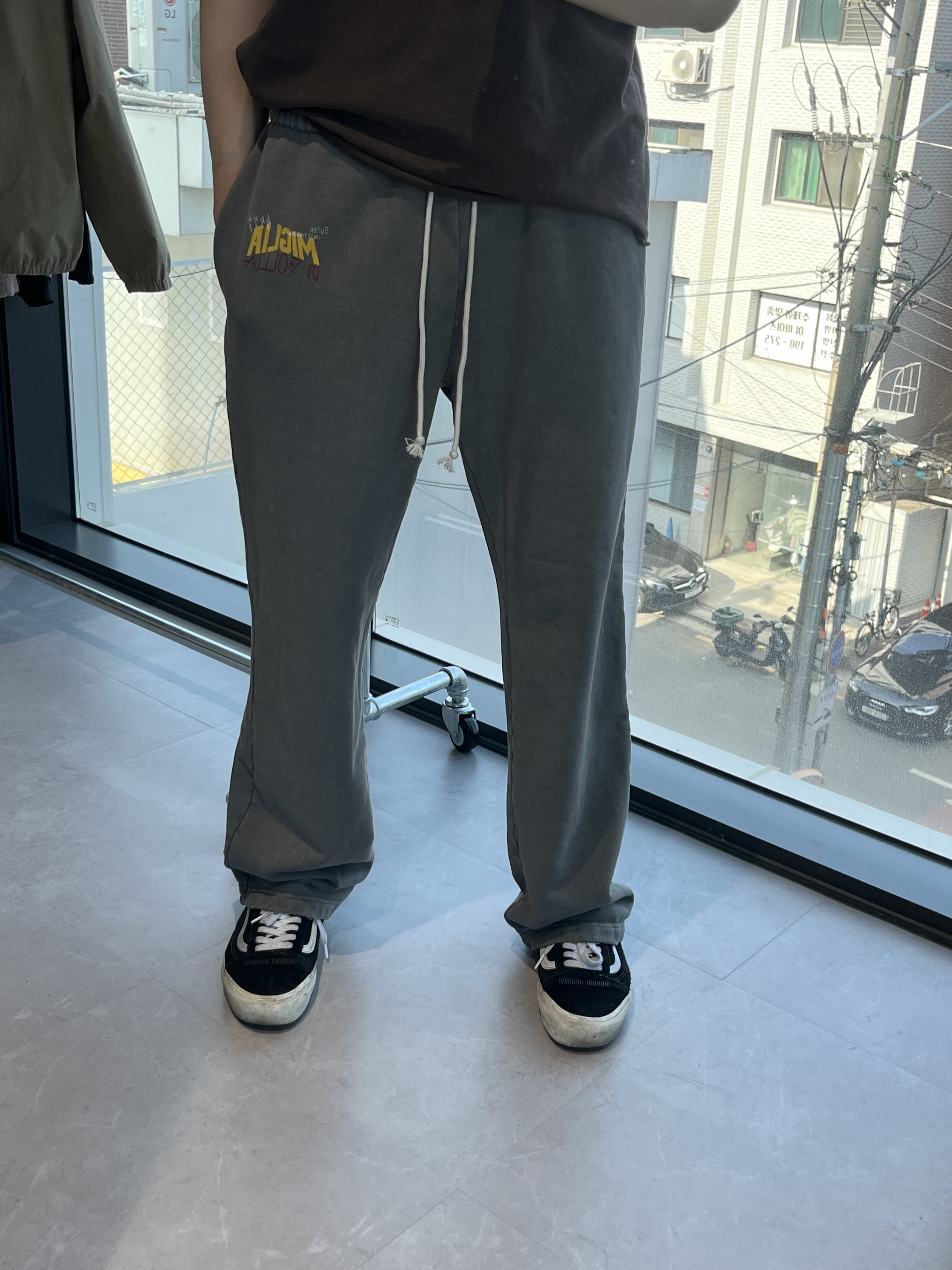 SUPERVELOCE Miglia Straight Sweatpants Steel Gray 착용 스타일 - 5