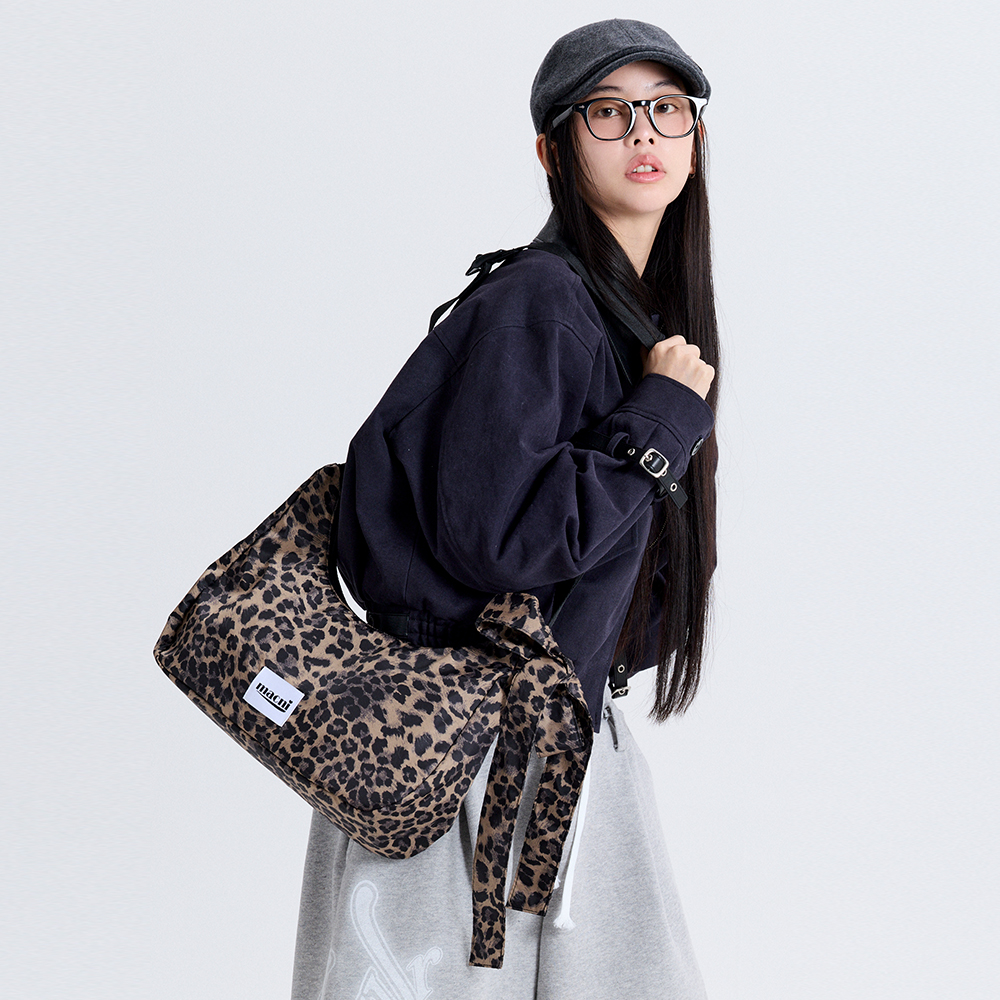 마크니 리본 크레센트 크로스백 레오파드(MACNI Ribbon Crescent Cross Bag Leopard) - 2
