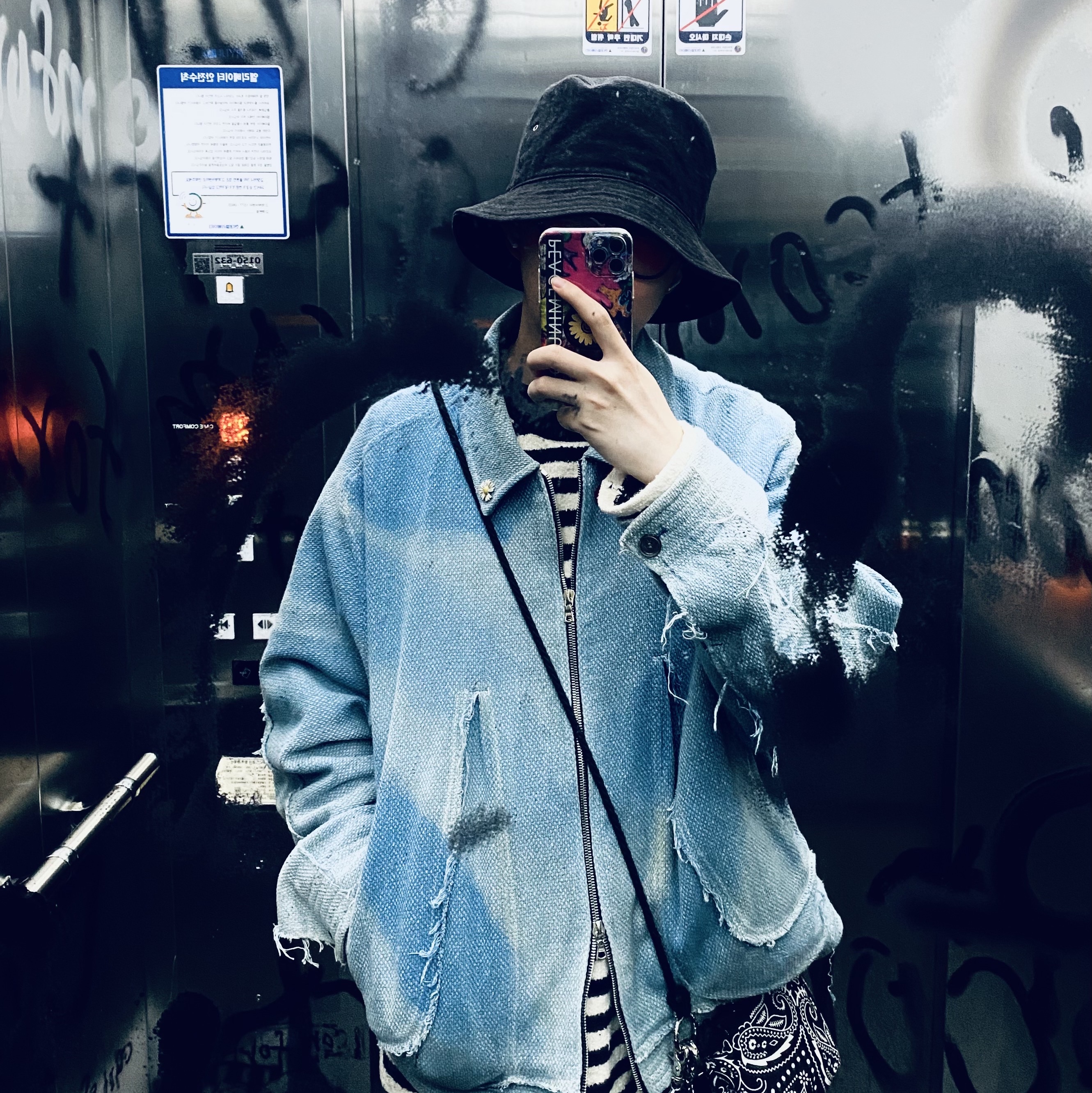 Jiyong Kim Sun Bleached Raw Edge Blouson Light Blue, Peaceminusone Bandana Pouch #1 Black 착용 스타일 - 1