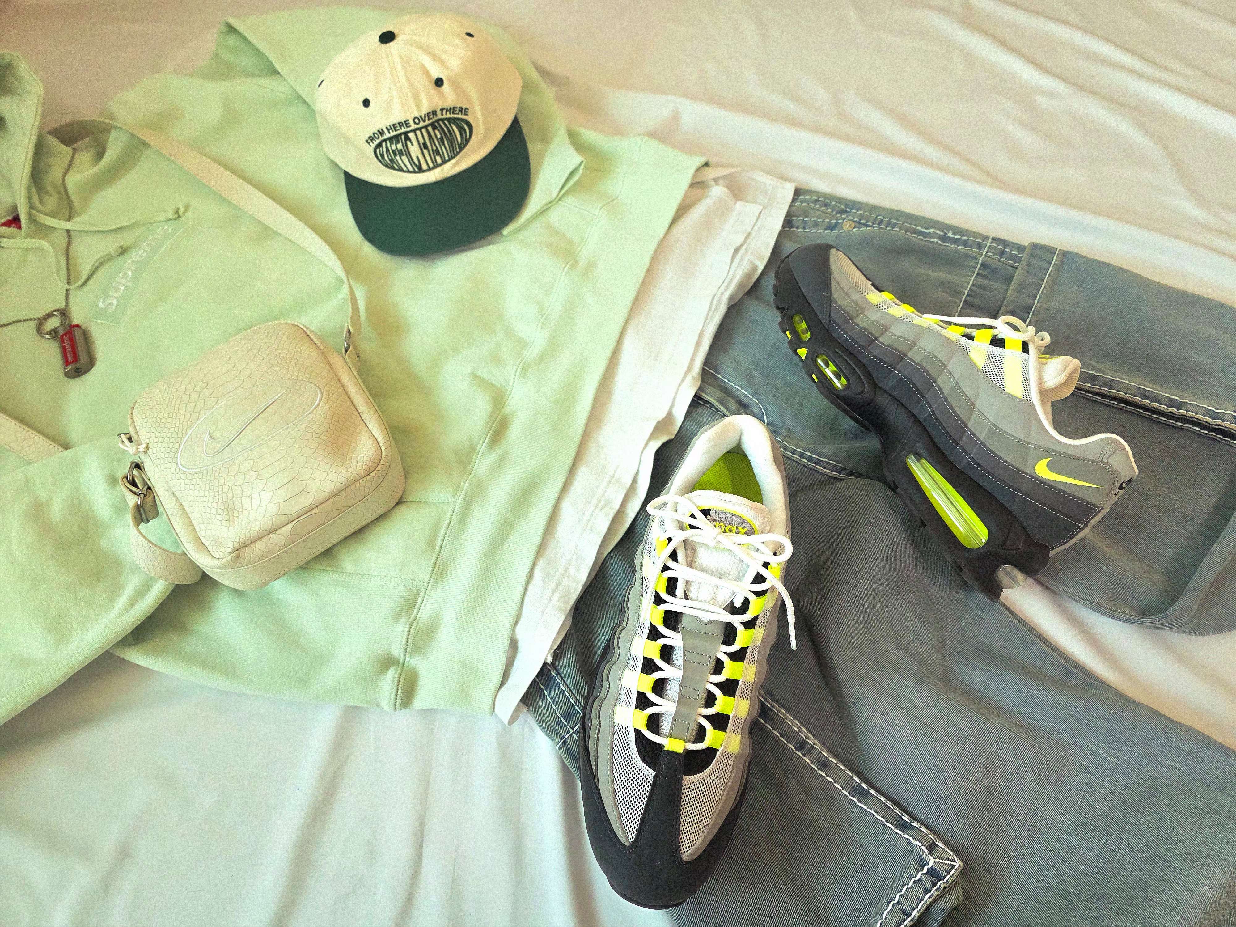 Nike Air Max 95 OG Neon, True Religion Classic Cargo Pants Light Indigo 착용 스타일 - 1