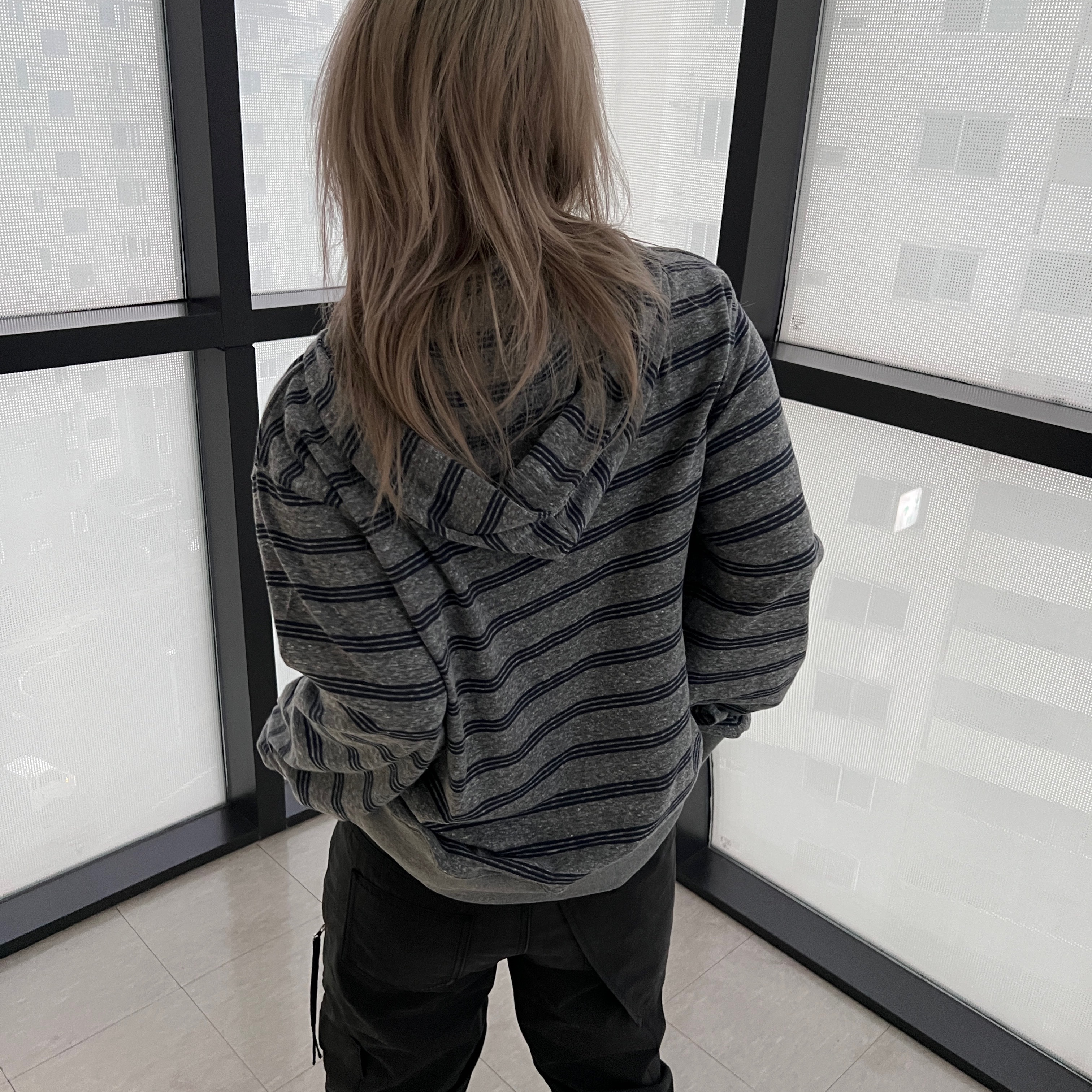 MAINBOOTH Cookie Stripe Hood T-shirt GRAY 착용 스타일 - 2