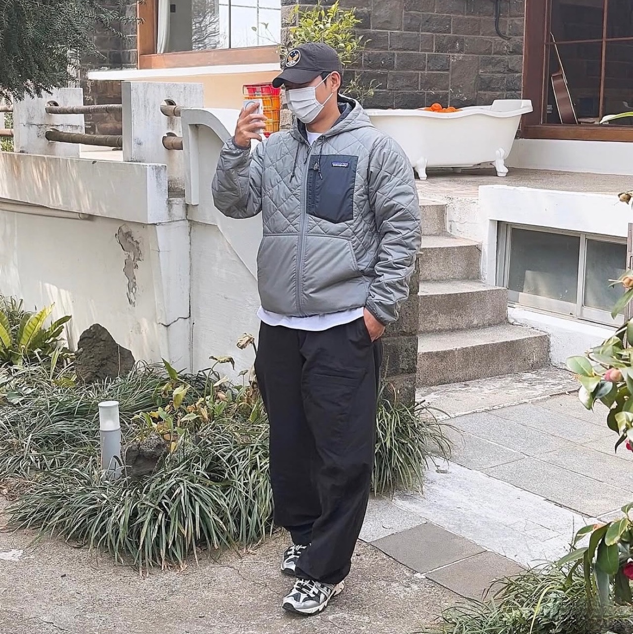 Patagonia Diamond Quilted Bomber Hoody Forever Grey, Asics Unlimited Gel-Sonoma 15-50 Steel Grey Pure Silver 착용 스타일 - 1