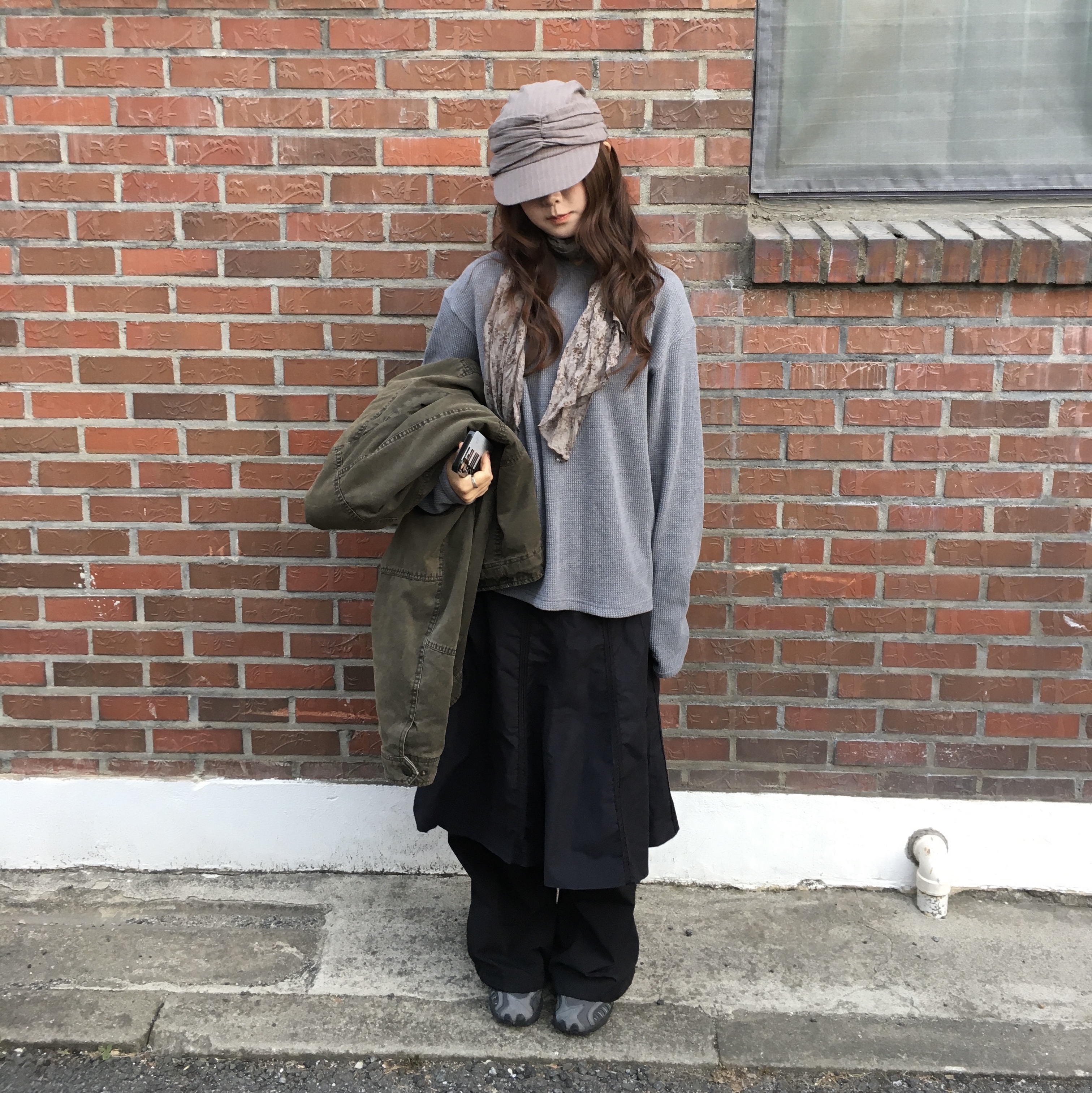 SLOW RECORD HOUSE Waffle Fingerhole Hood Blue Grey 착용 스타일 - 1