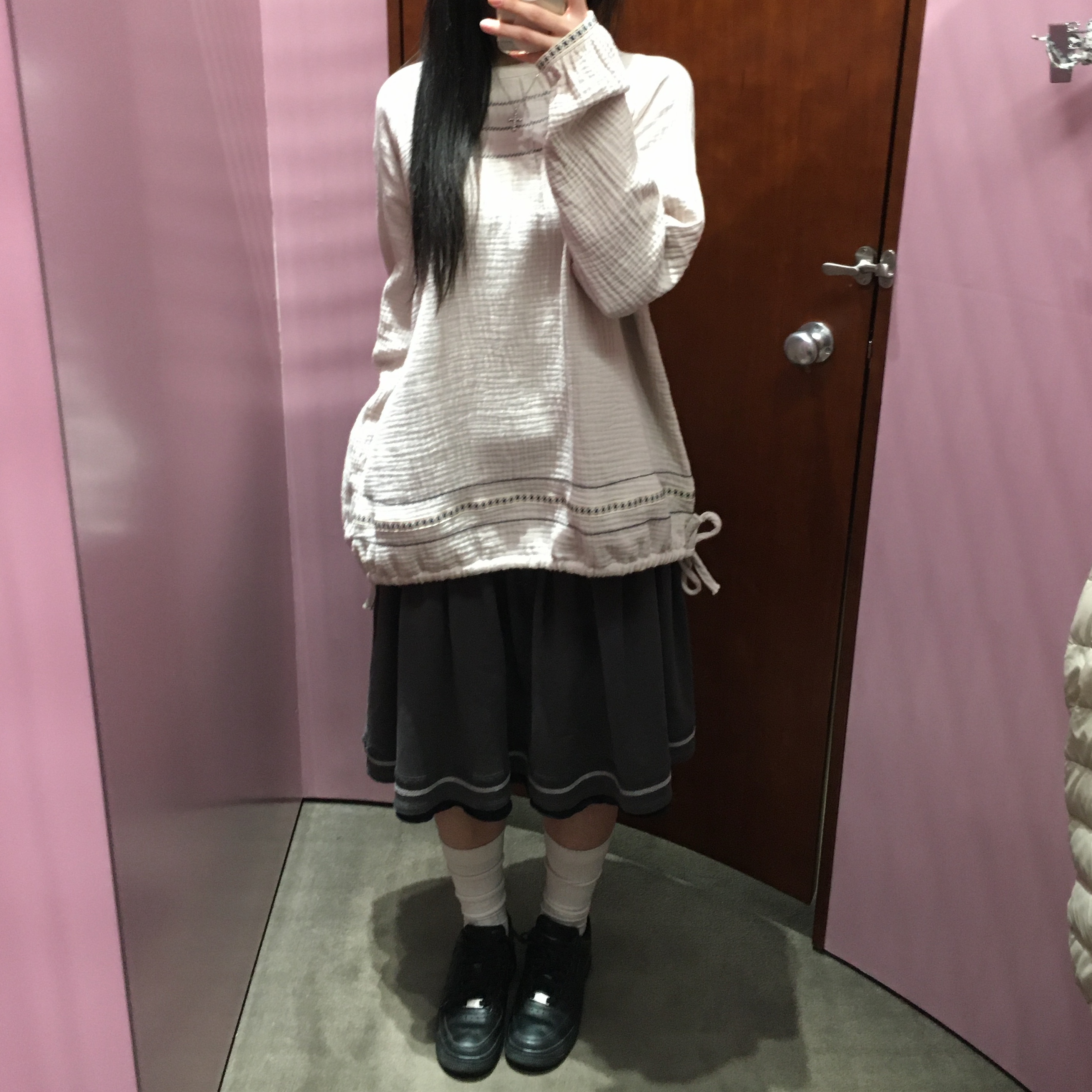 (W) Coyseio x Blythe Folding Shirring Skirt Charcoal, (W) Coyseio x Blythe Zigzag Pintuck Blouse Beige 착용 스타일