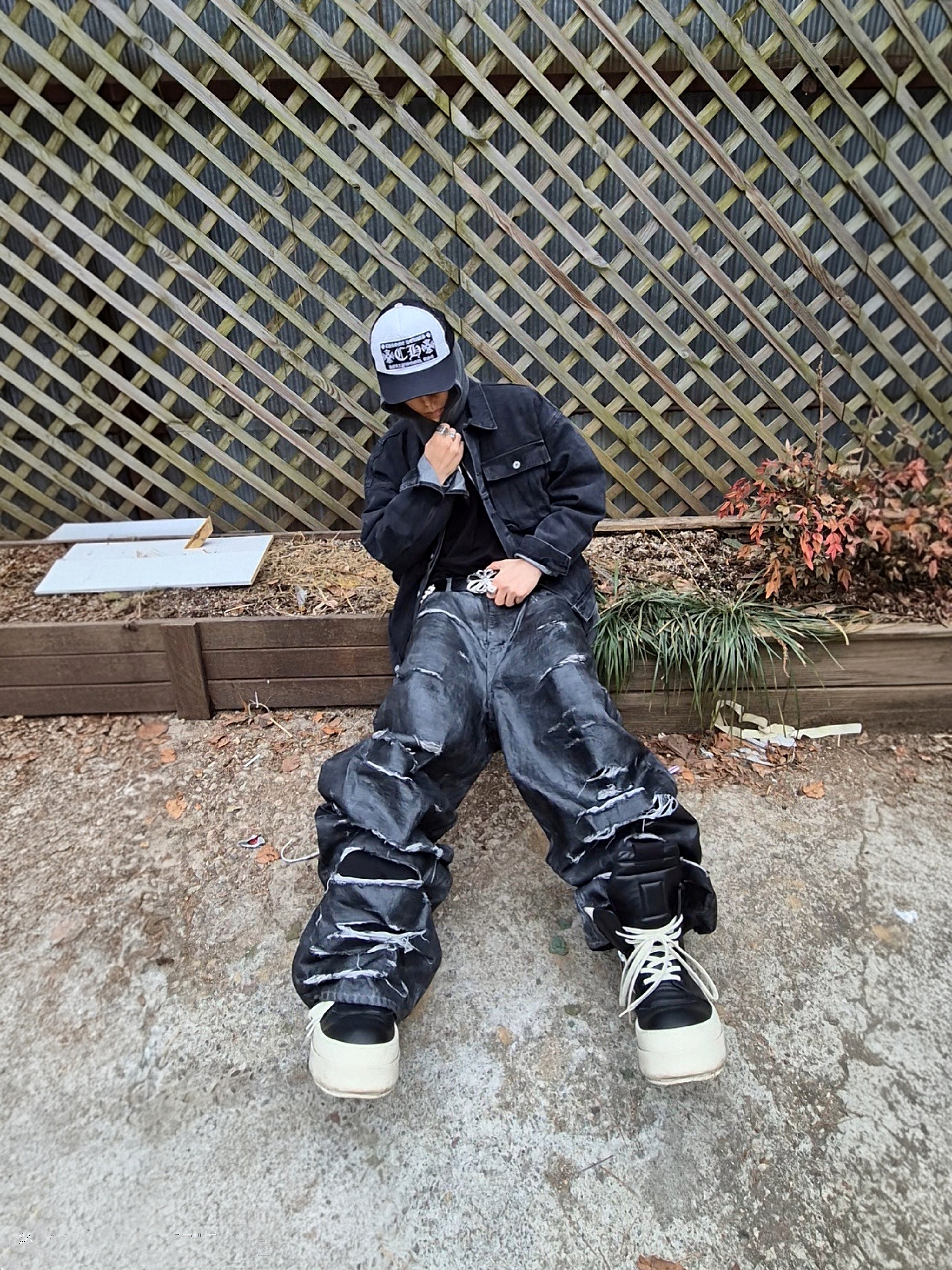 emostanceclub Multi Distressed Coating Jeans Black, Chrome Hearts CH Hollywood Trucker Hat Black White 착용 스타일