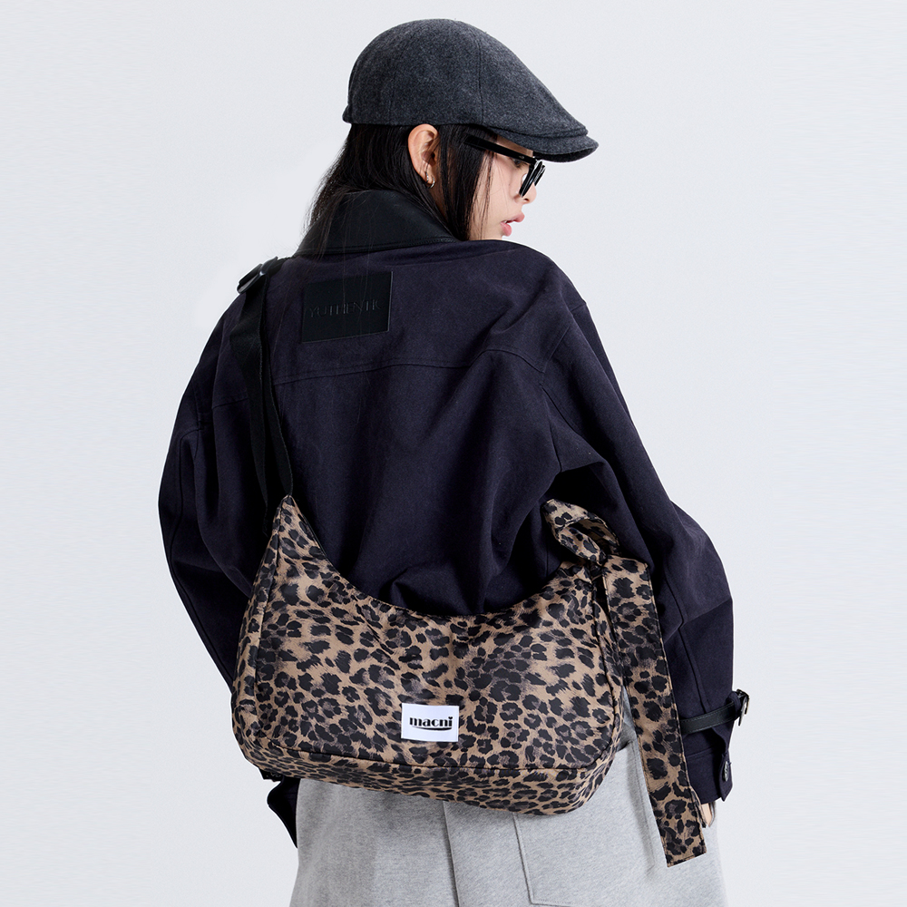 마크니 리본 크레센트 크로스백 레오파드(MACNI Ribbon Crescent Cross Bag Leopard) - 3