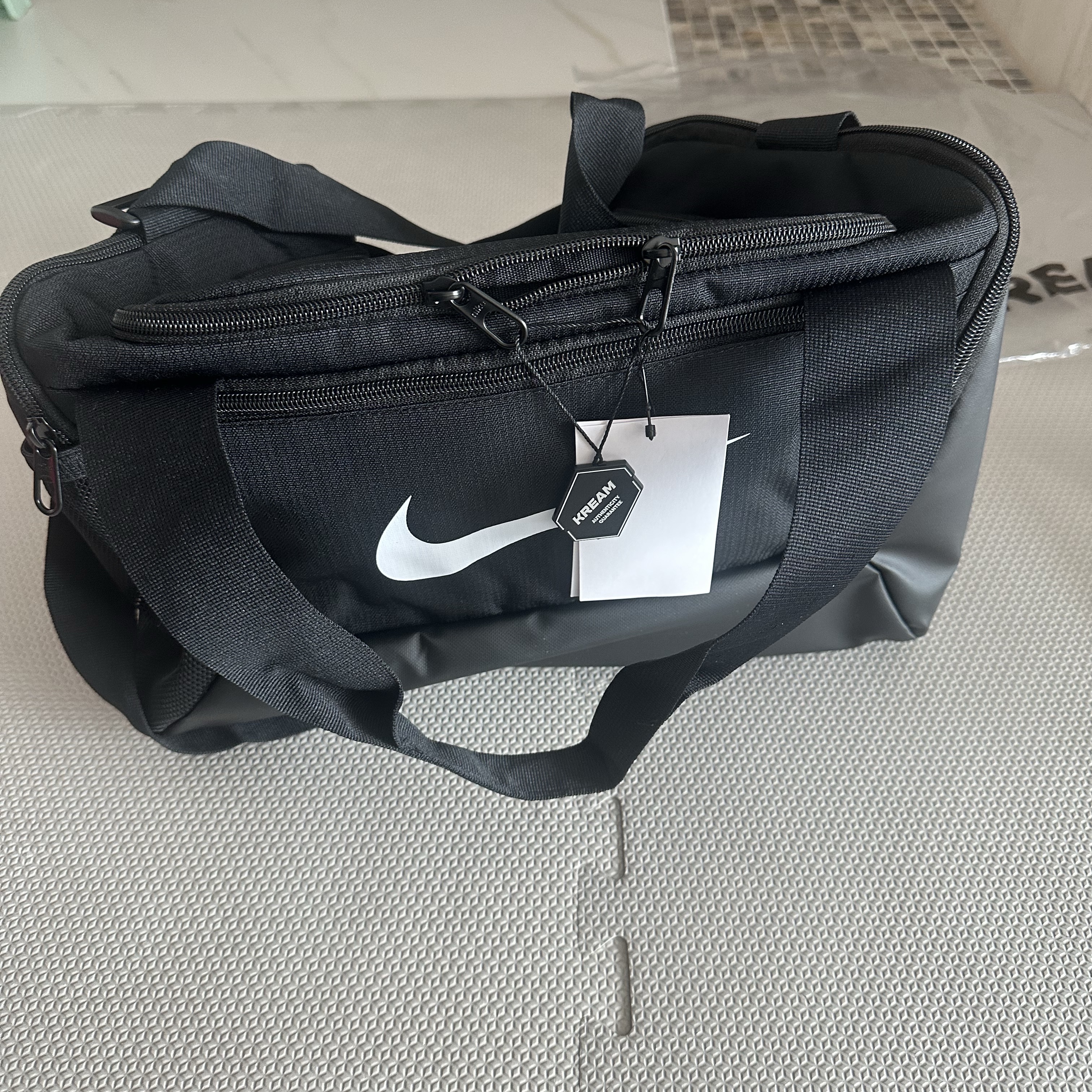 Nike Brasilia 9.5 Training Duffle Bag Extra Small 25L Black 착용 스타일