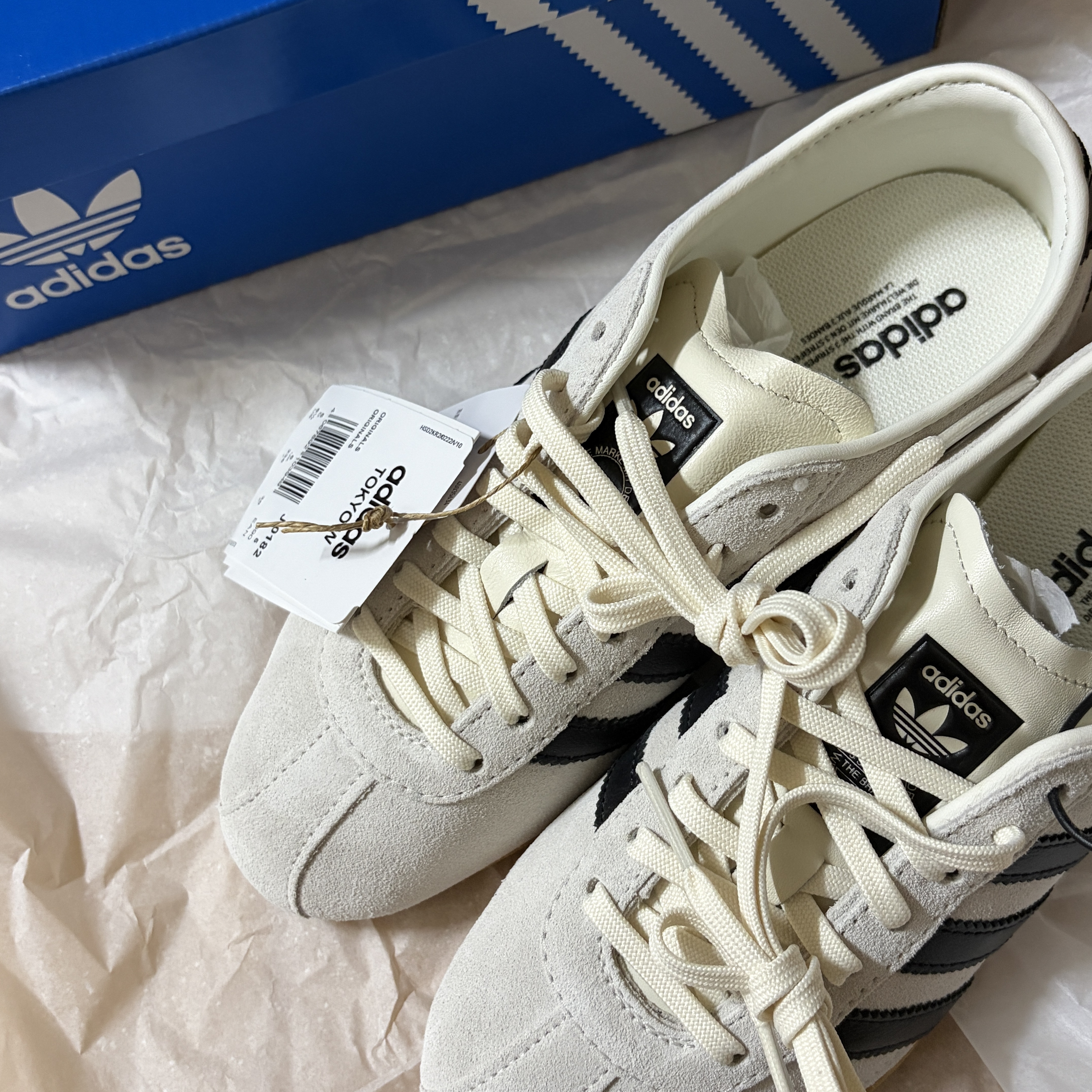 (W) Adidas Tokyo Off White Core Black 착용 스타일 - 1