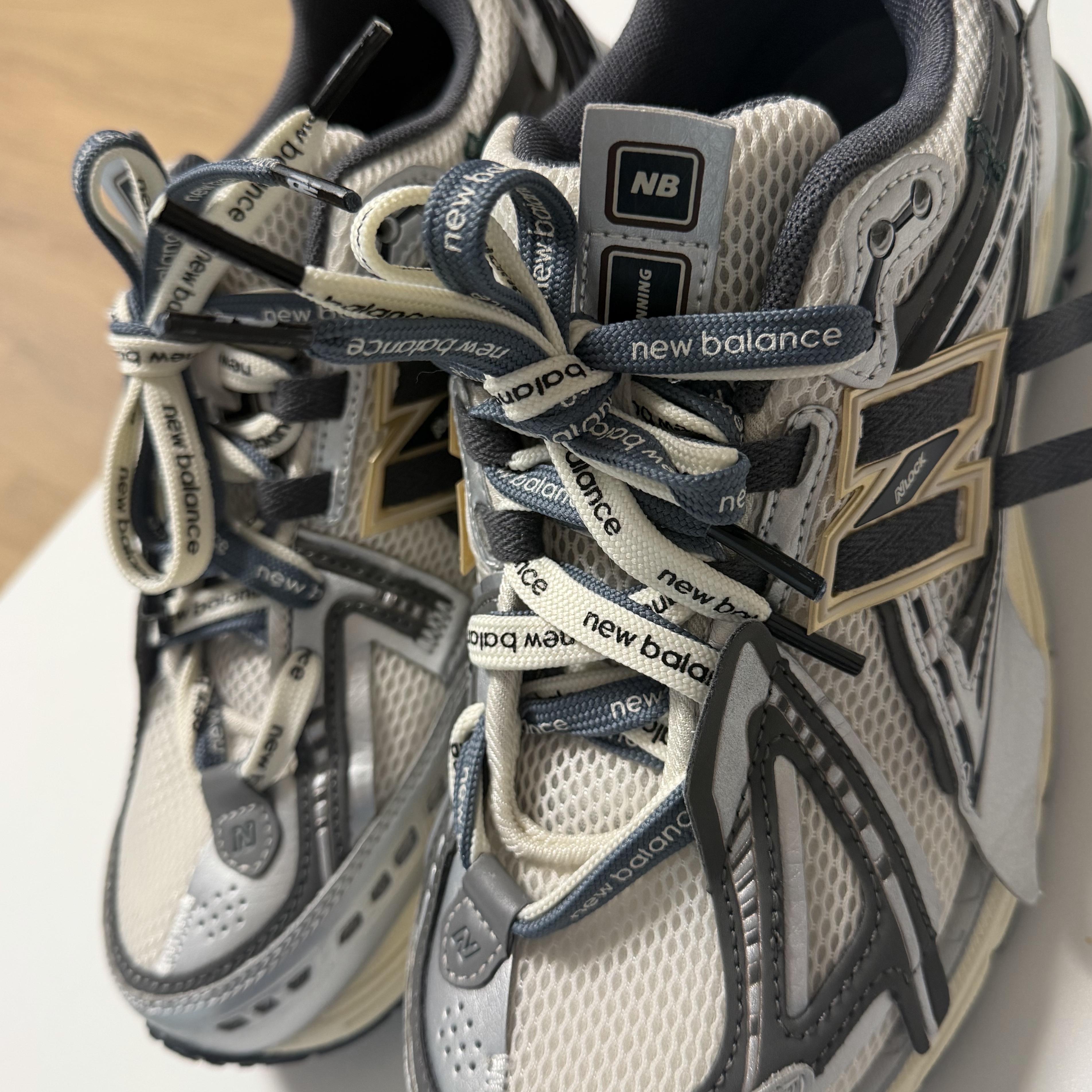 New Balance 1906A Silver Metallic Castlerock 착용 스타일 - 2