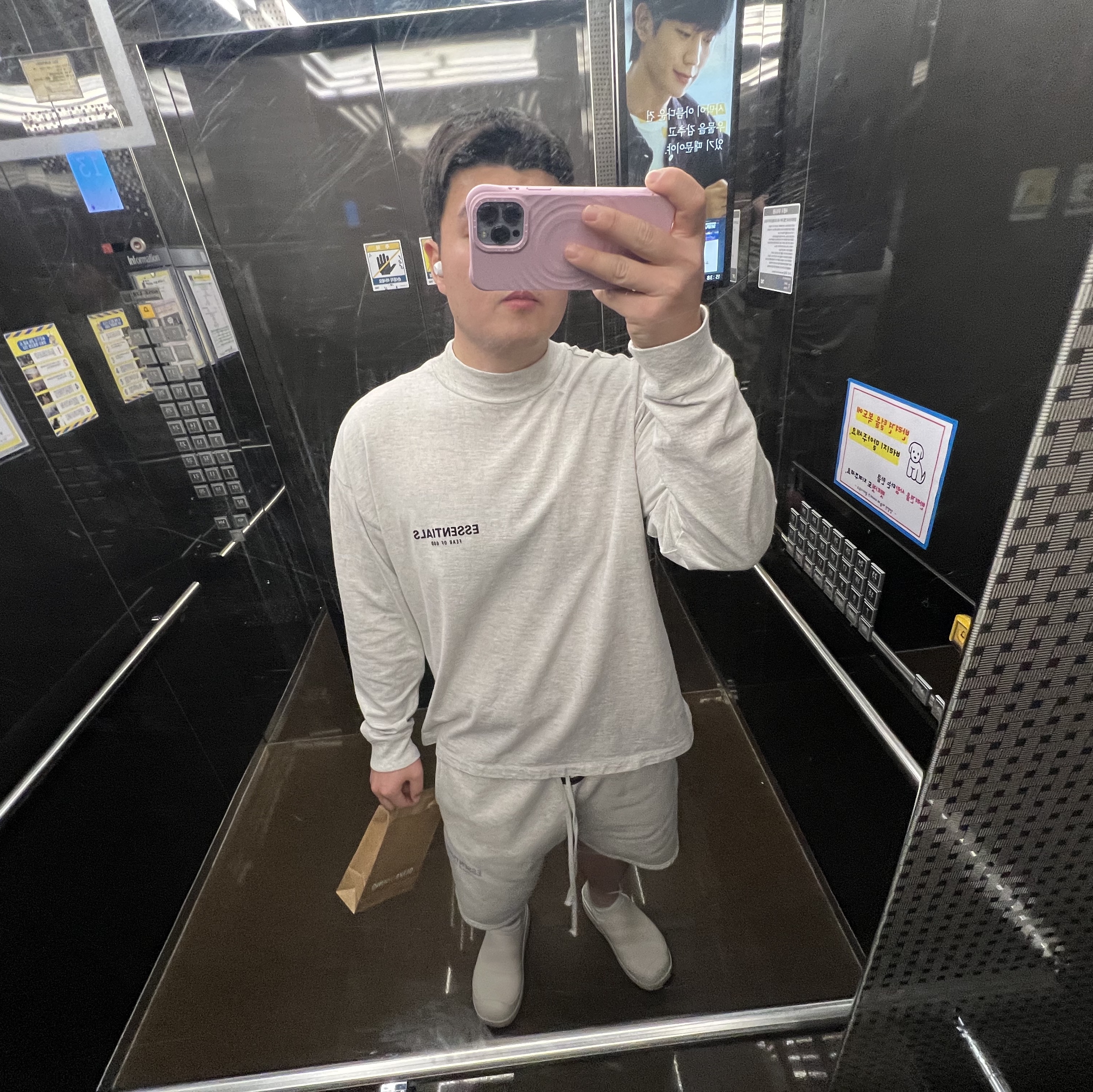 Essentials The Core Collection Sweatshorts Light Oatmeal, Essentials The Core Collection Long Sleeve T-Shirt Light Oatmeal 착용 스타일