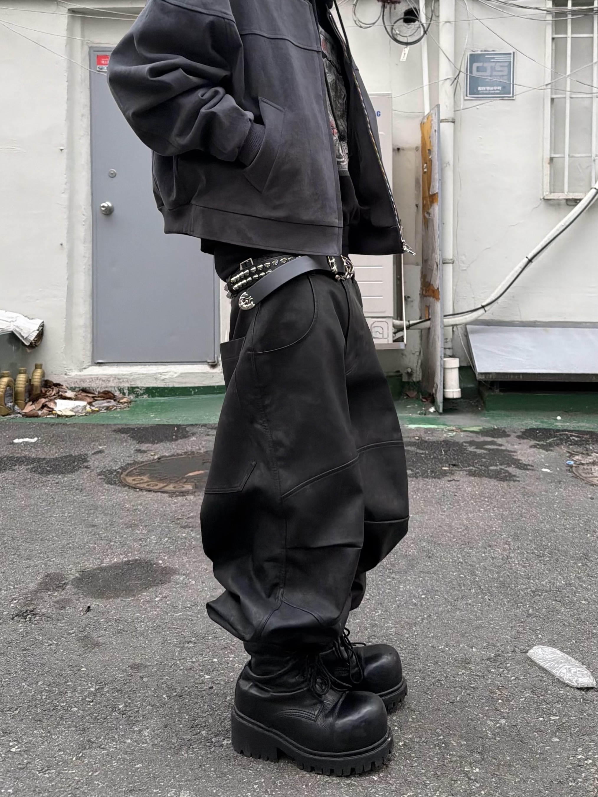 MJD Moleskin Banger Jacket Charcoal, MJD x Koin Seoul 3D Knee Eco Leather Pants Black 착용 스타일 - 3