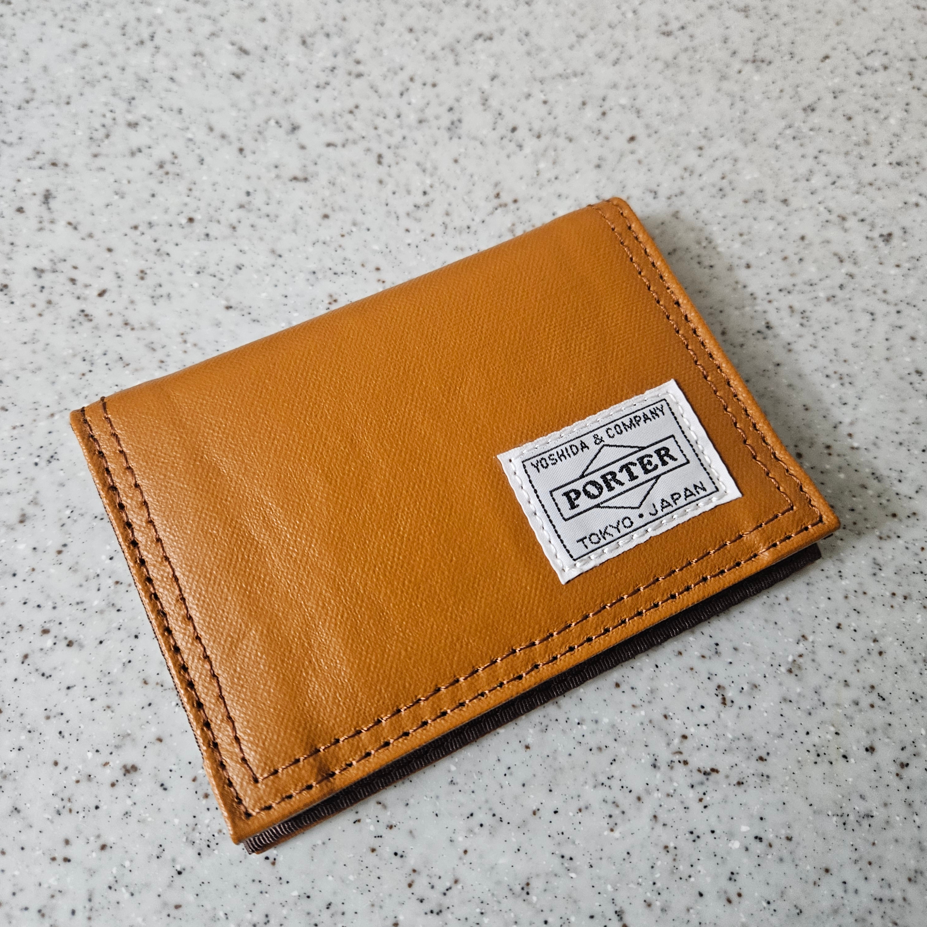 Porter Freestyle Pass Case Camel 착용 스타일