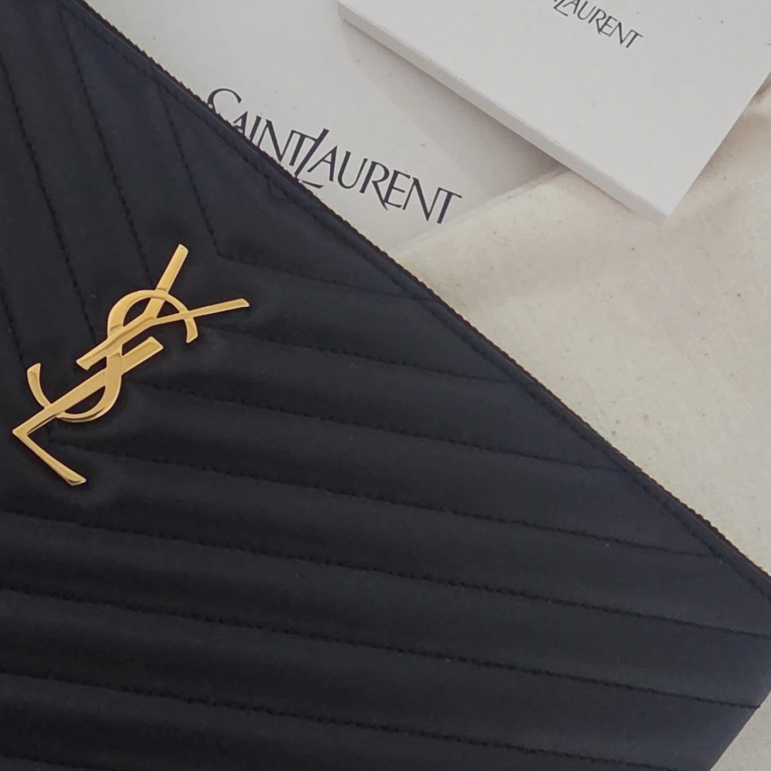 Saint Laurent Gold Monogram Cassandre Matelasse Tablet Pouch in Quilted Leather Black 착용 스타일