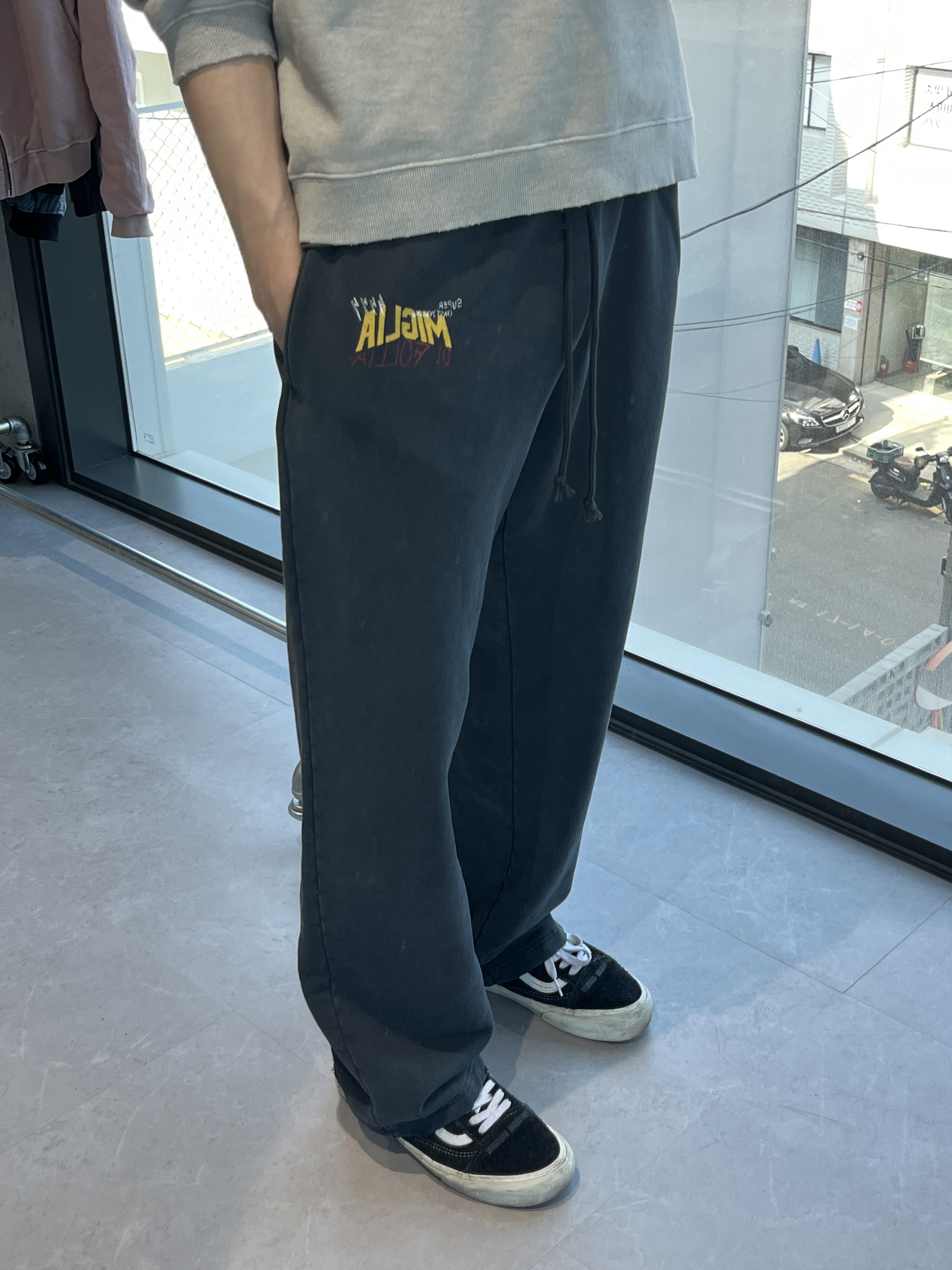 SUPERVELOCE Miglia Straight Sweatpants Dark Charcoal, SUPERVELOCE Miglia Dark Raglan Sweatshirt Dust Gray 착용 스타일 - 1