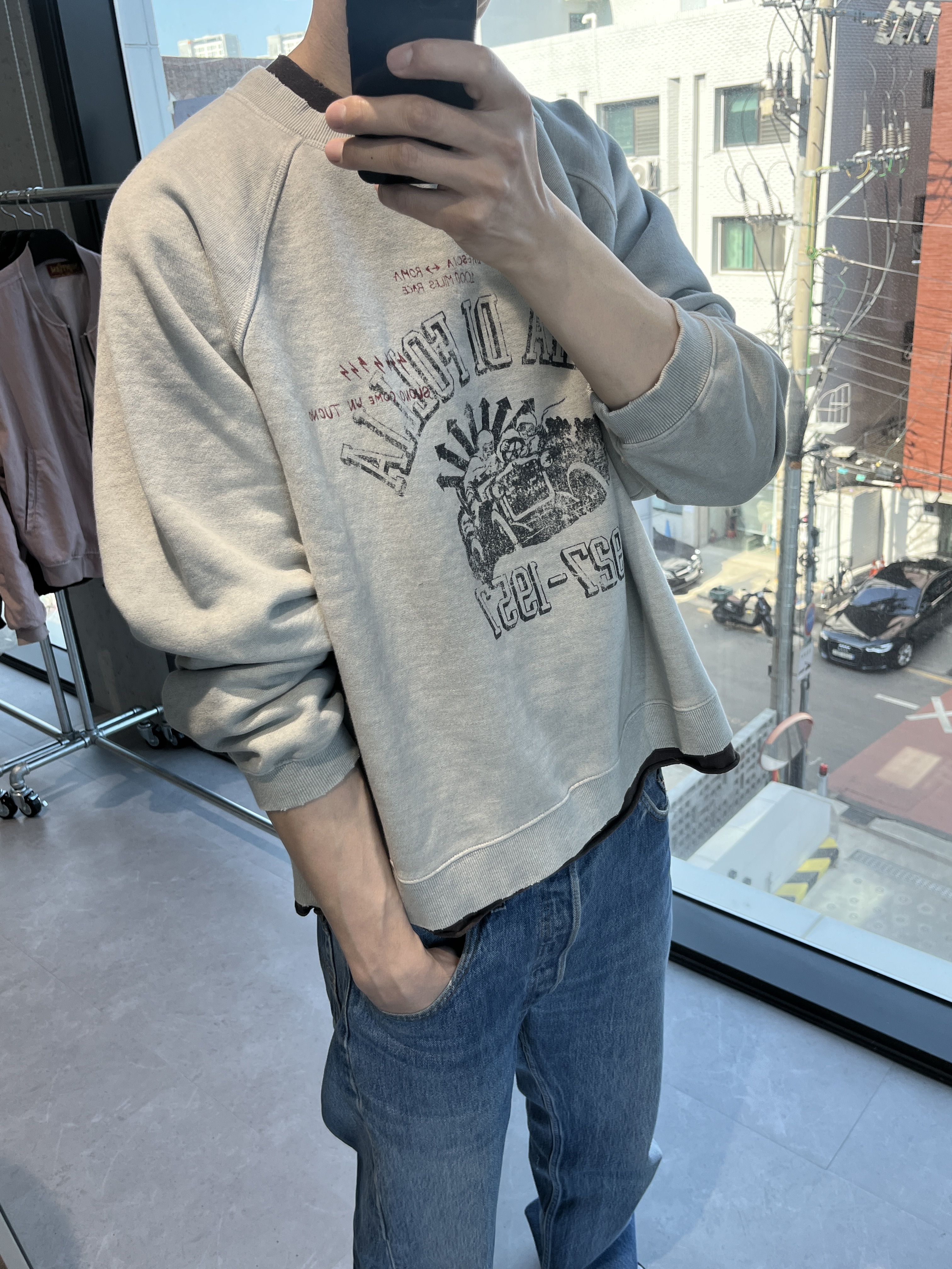 SUPERVELOCE Miglia Dark Raglan Sweatshirt Dust Gray 착용 스타일 - 2