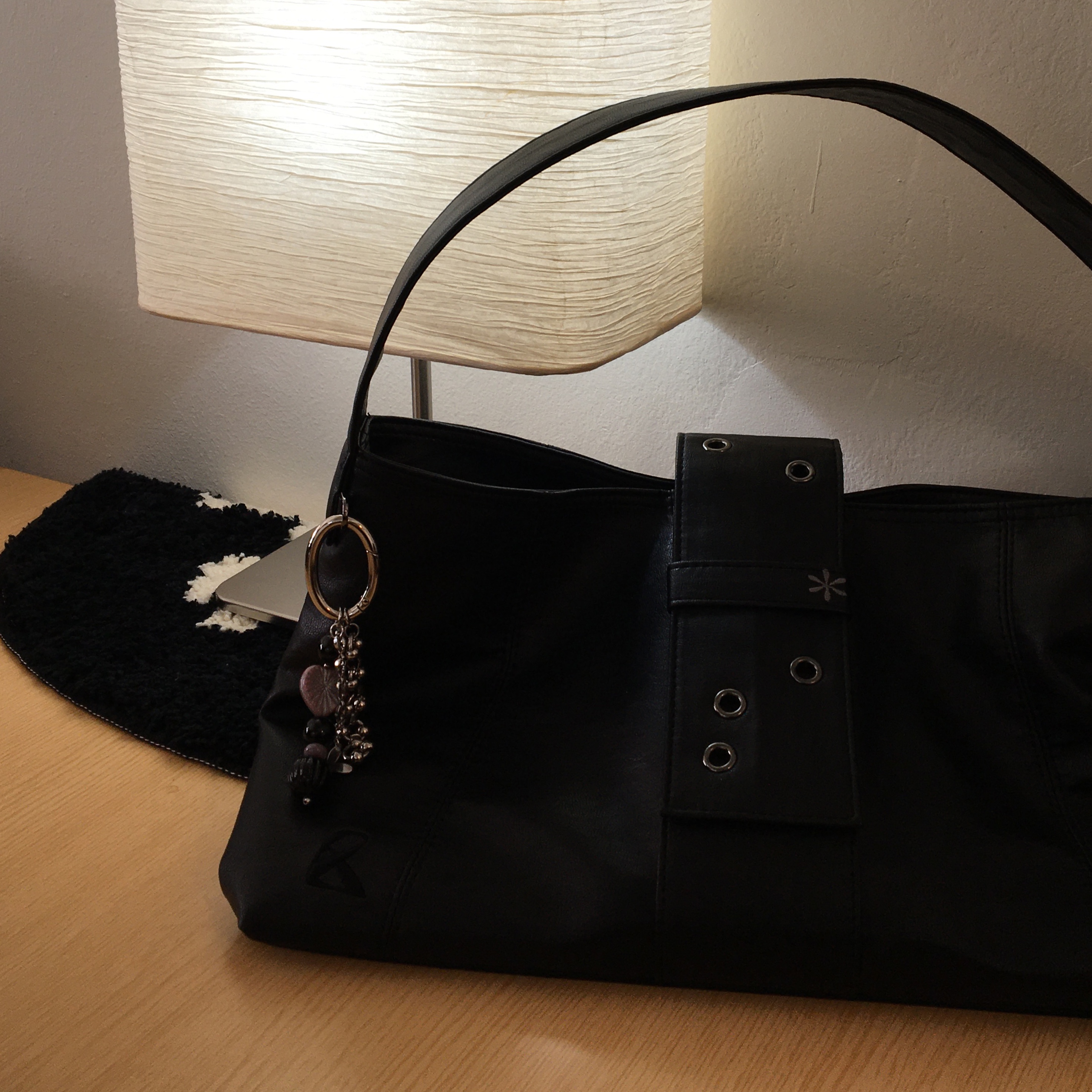 Riomeu Eyelet Shoulder Bag Black, Riomeu Signature Seikrid Heart Oval Keyring 착용 스타일 - 1
