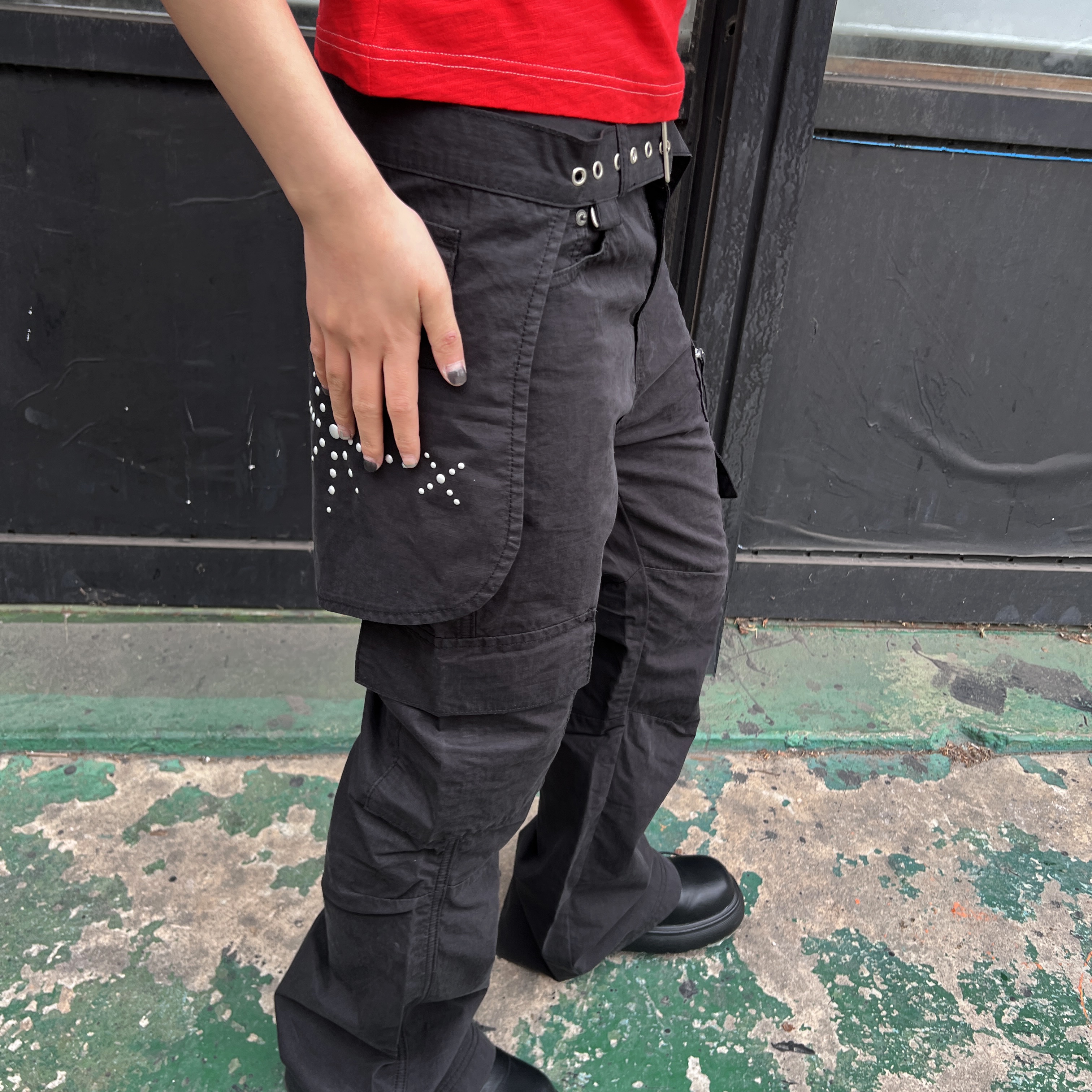 MAINBOOTH Cargo Bootcut Pants BLACK, MAINBOOTH Cargo Layered Belt BLACK 착용 스타일 - 2