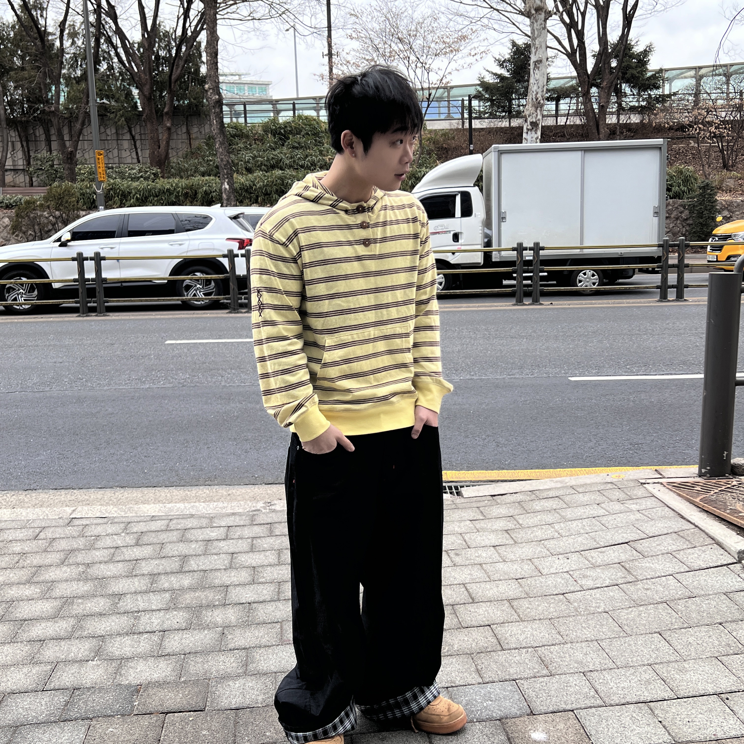 MAINBOOTH Cookie Stripe Hood T-shirt YELLOW, Nike Air Force 1 '07 WB Flax 착용 스타일 - 1