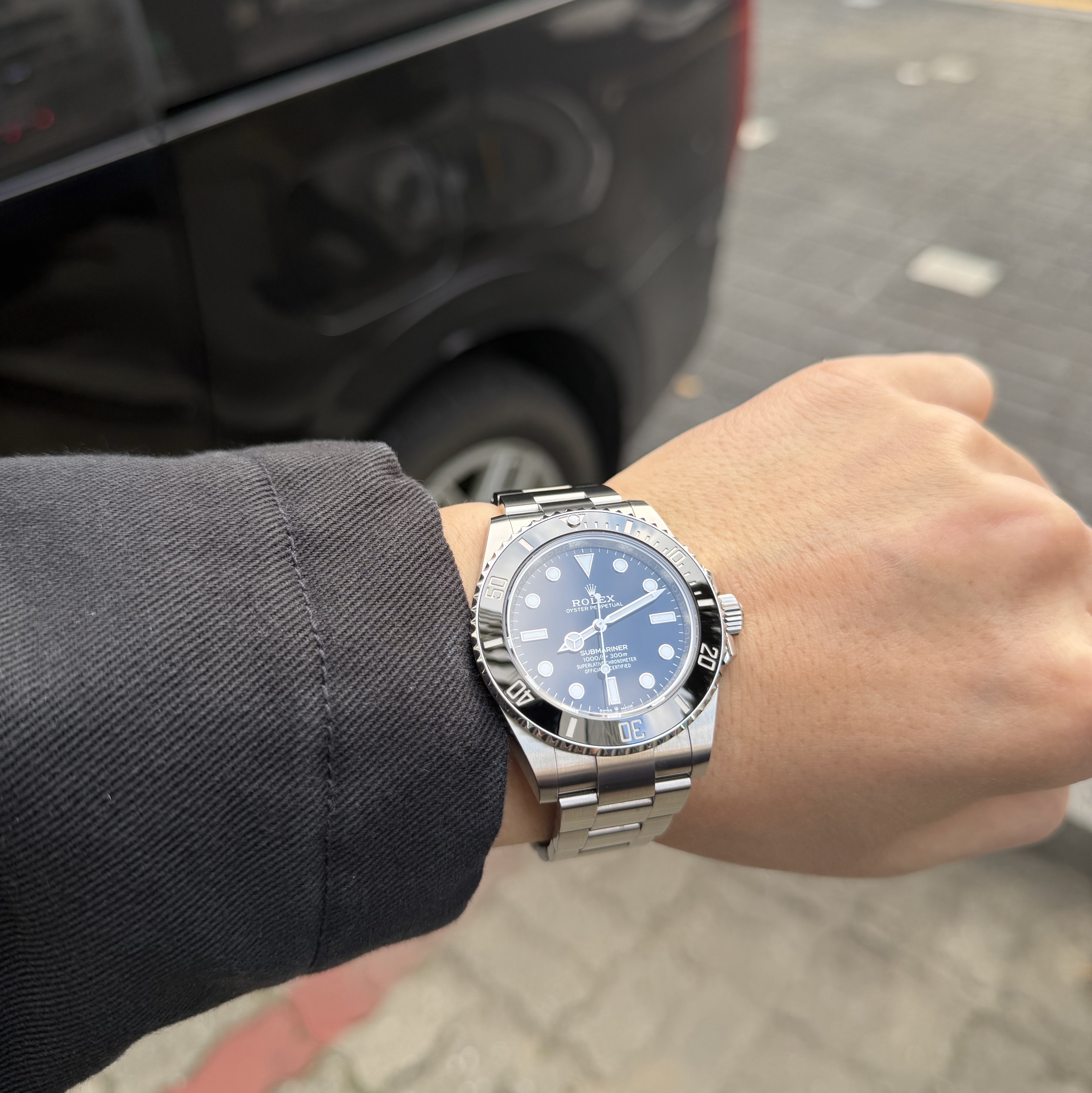 Rolex Submariner 41mm 124060 Black Oyster 착용 스타일 - 3