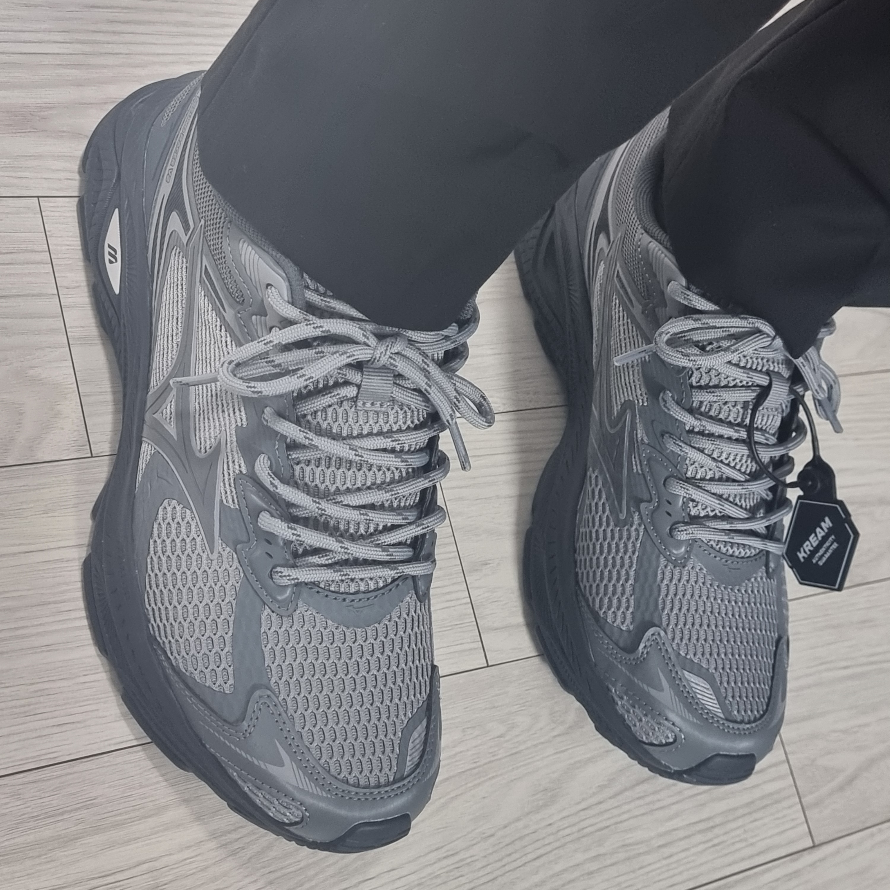 Mizuno Racer V2 Grey Black 착용 스타일 - 3
