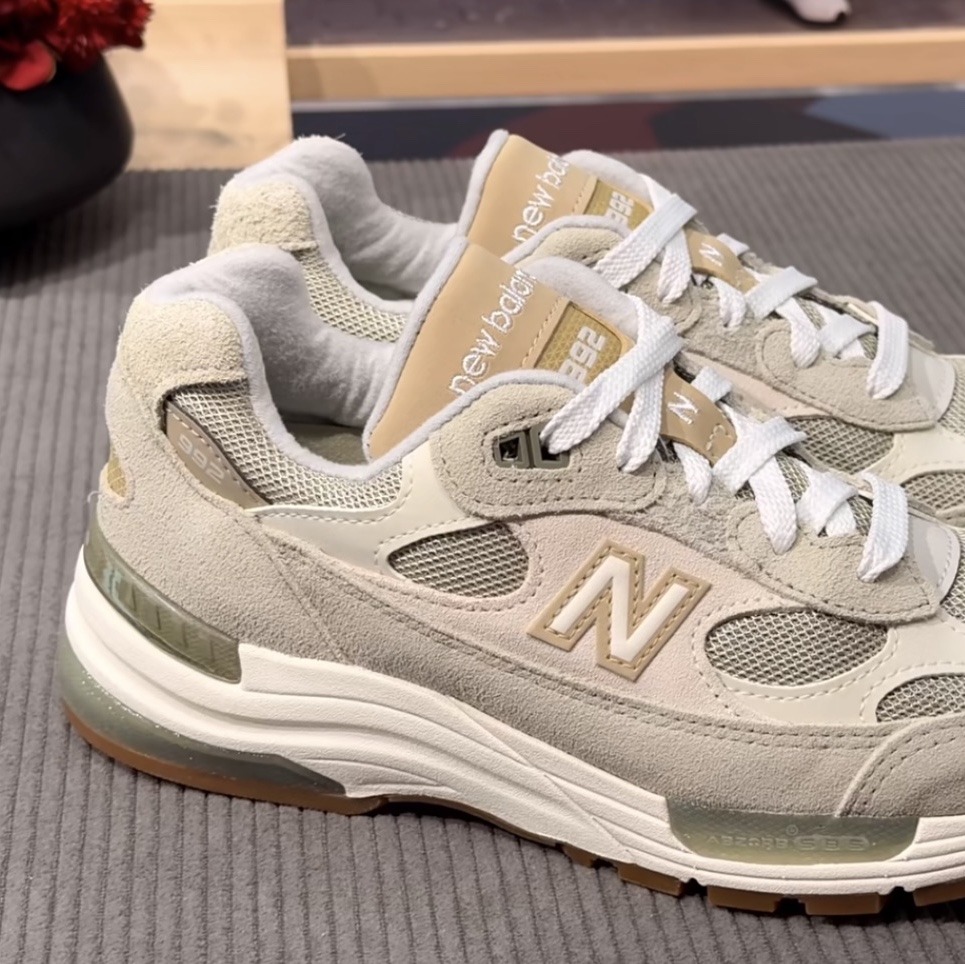 New Balance x Teddy Santis 992 Made in USA Olivine Incense 착용 스타일 - 3