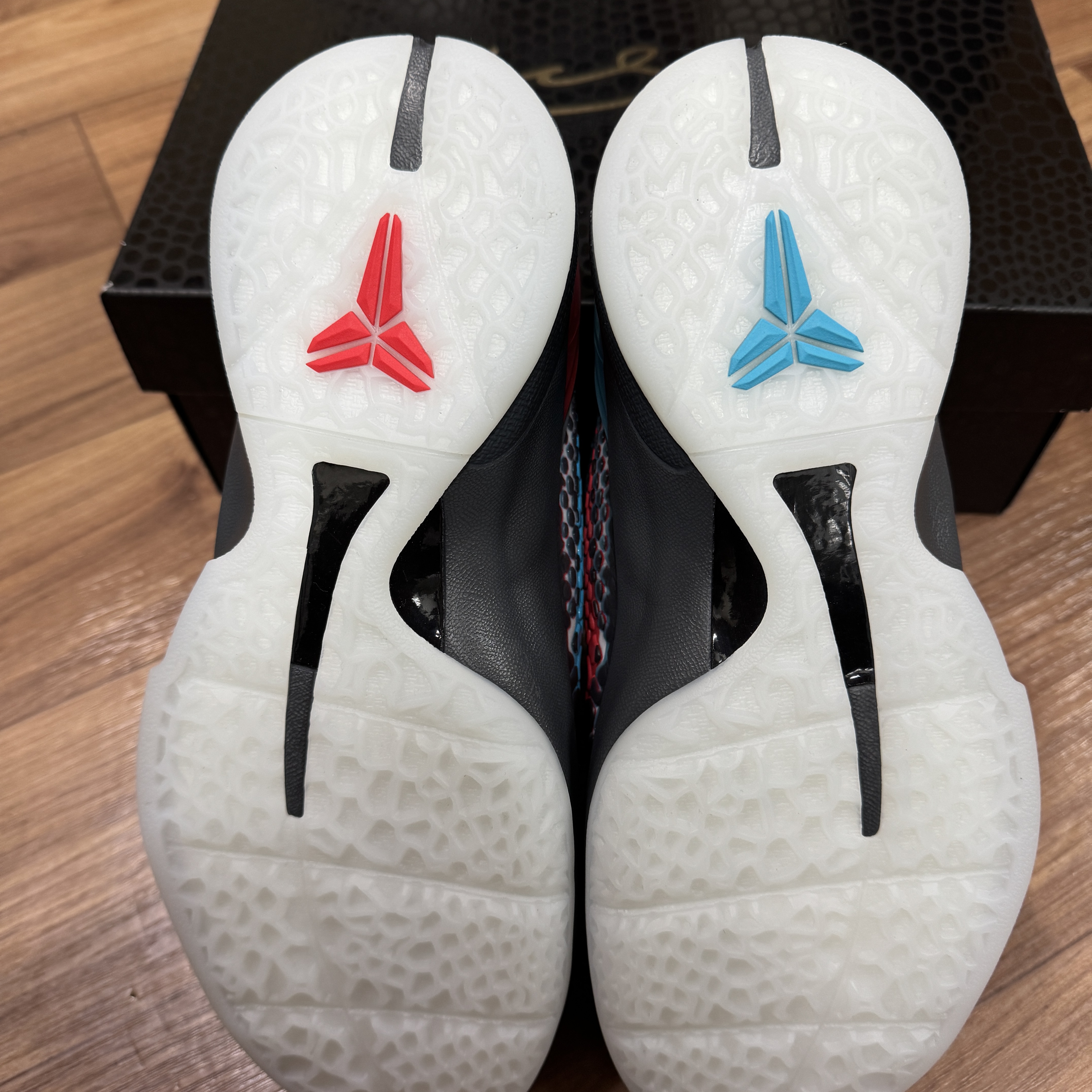 (GS) Nike Kobe 6 Protro 3D Dark Grey Chlorine Blue 착용 스타일 - 1