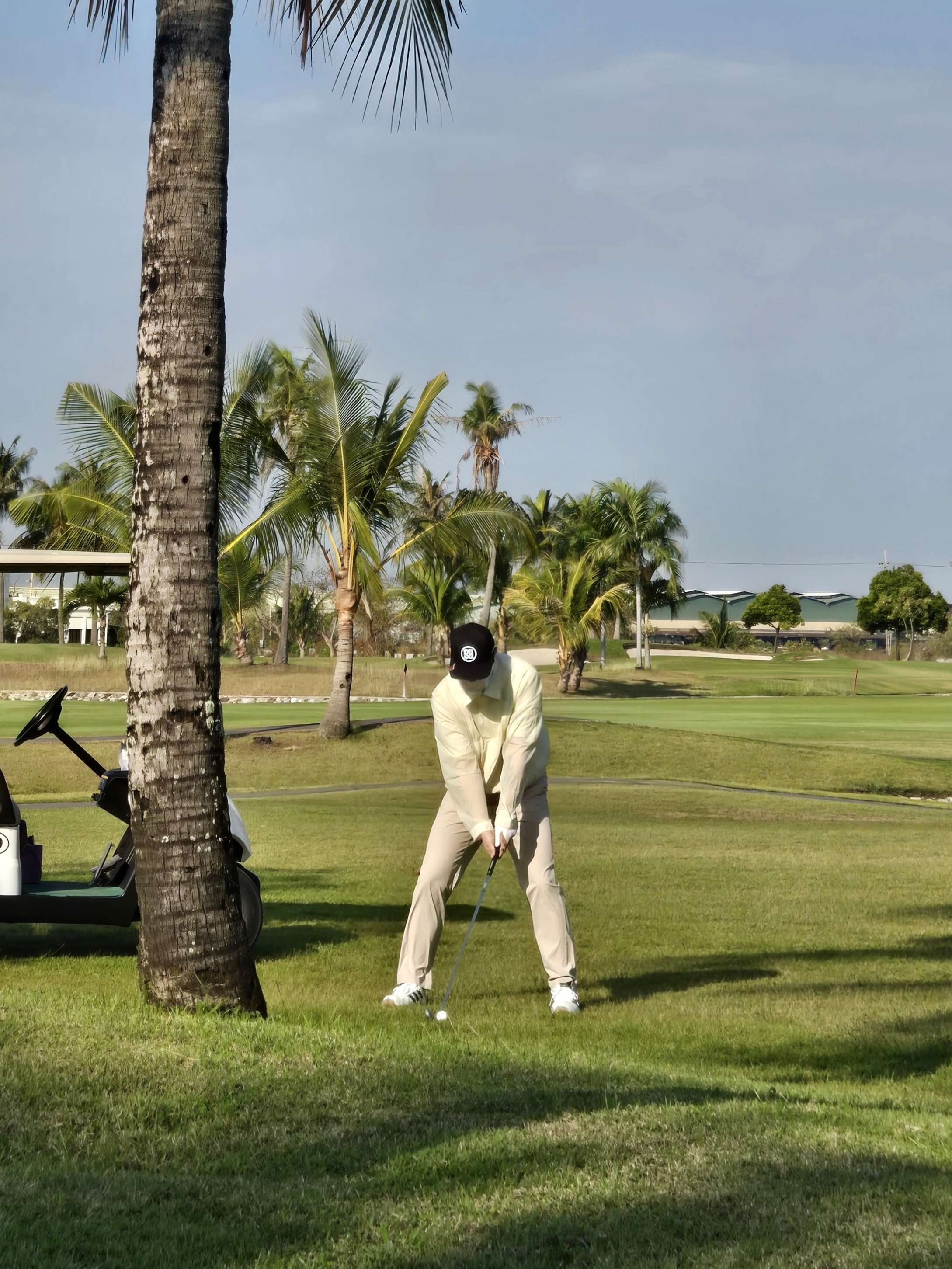 Nike Dri-Fit Legacy 91 Golf Cap White, Malbon Golf Pants Beige 착용 스타일 - 2