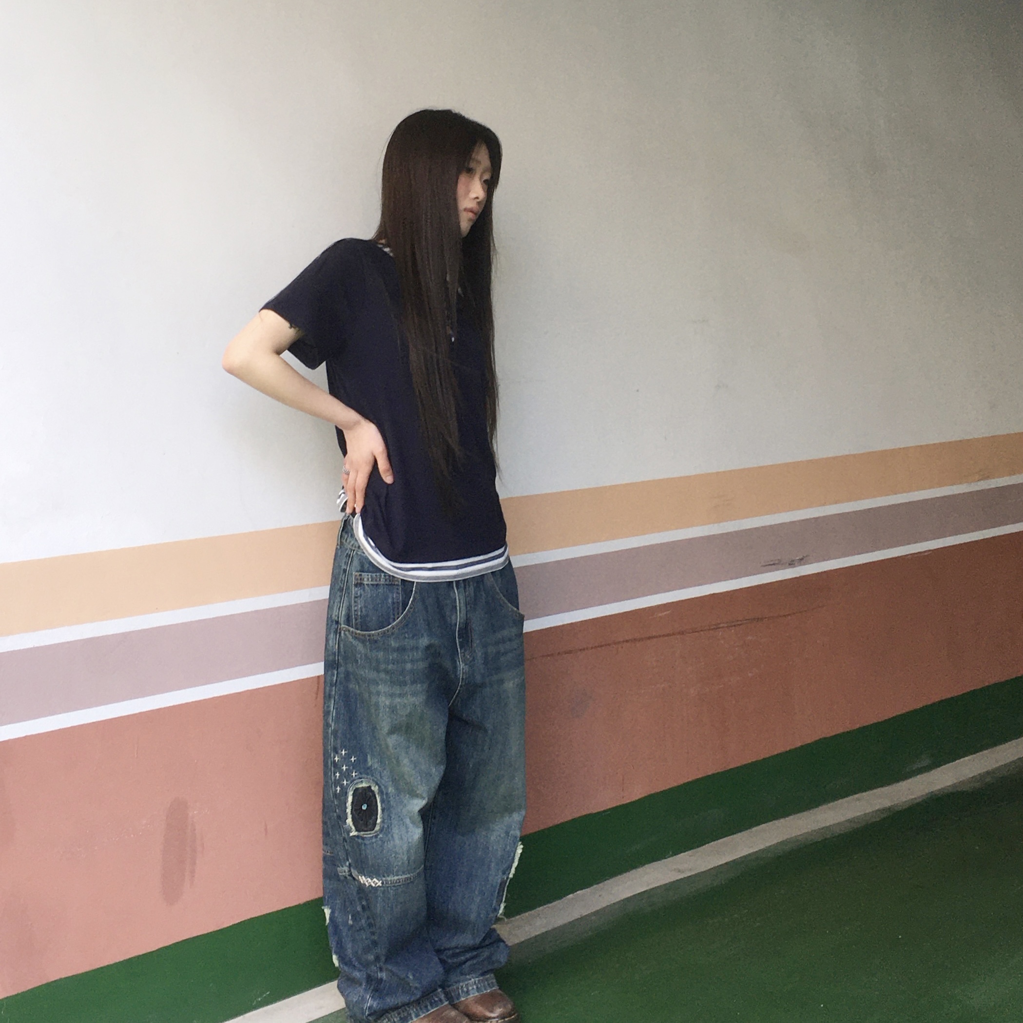 MAINBOOTH Repaired Denim Pants BLUE 착용 스타일 - 3