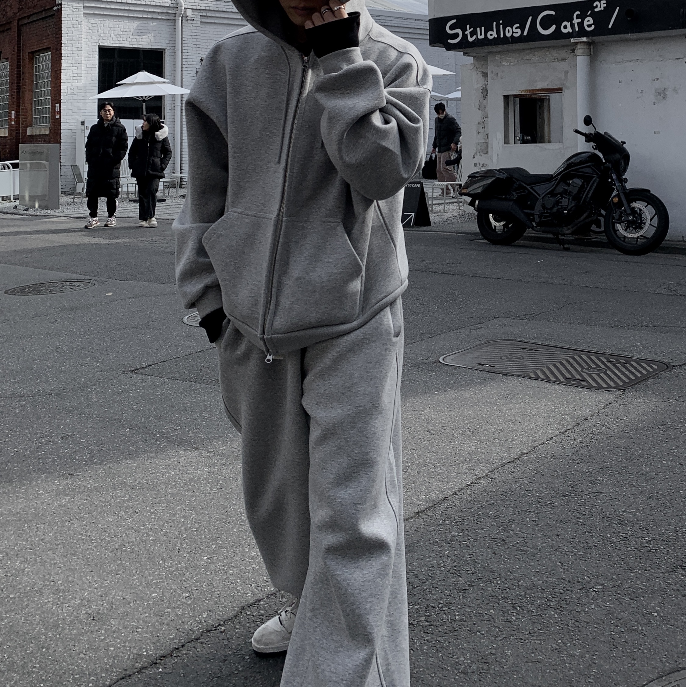 Nonnod Scuba Zip Hoodie Grey, Nonnod Scuba Pajama Pants Grey 착용 스타일 - 4