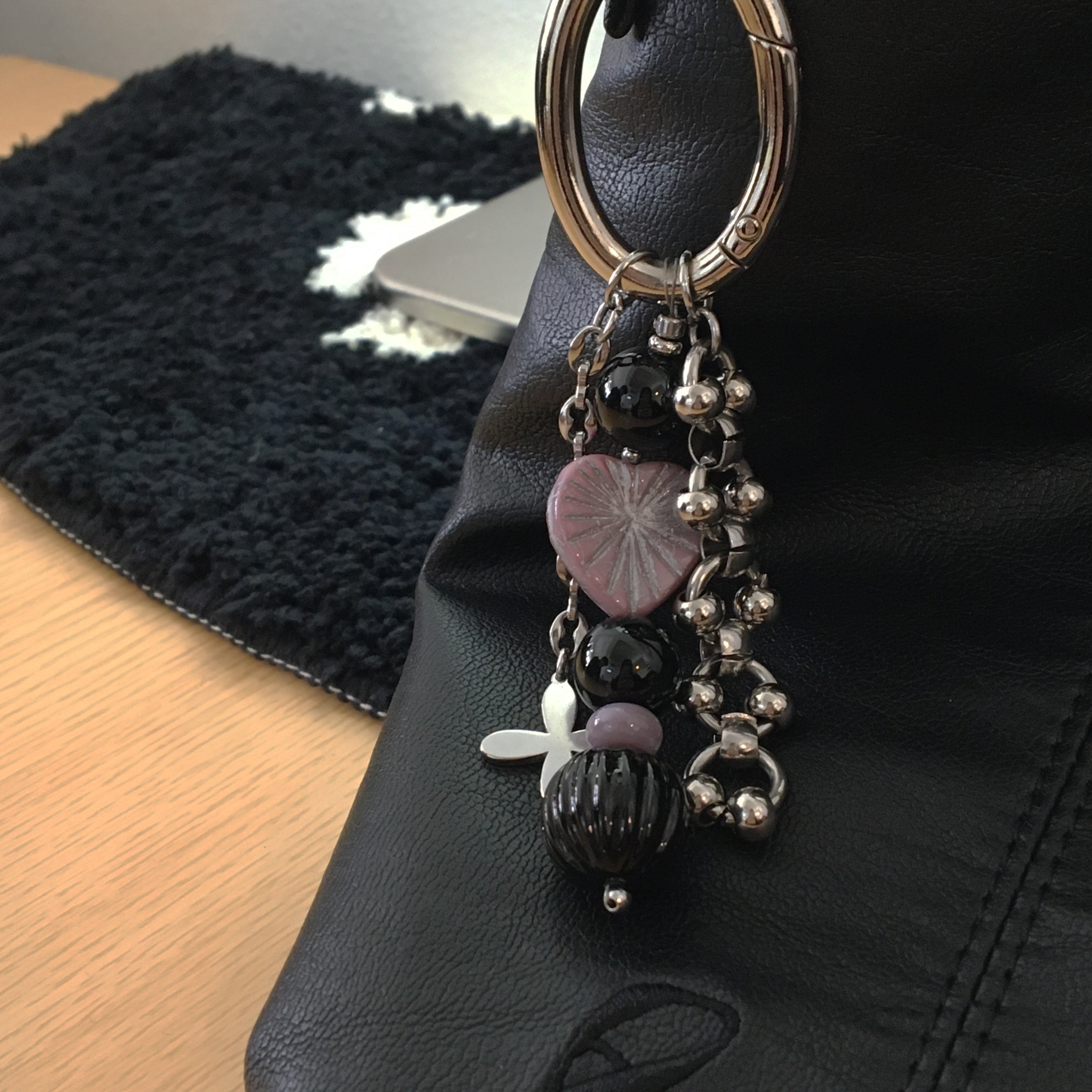 Riomeu Eyelet Shoulder Bag Black, Riomeu Signature Seikrid Heart Oval Keyring 착용 스타일 - 2