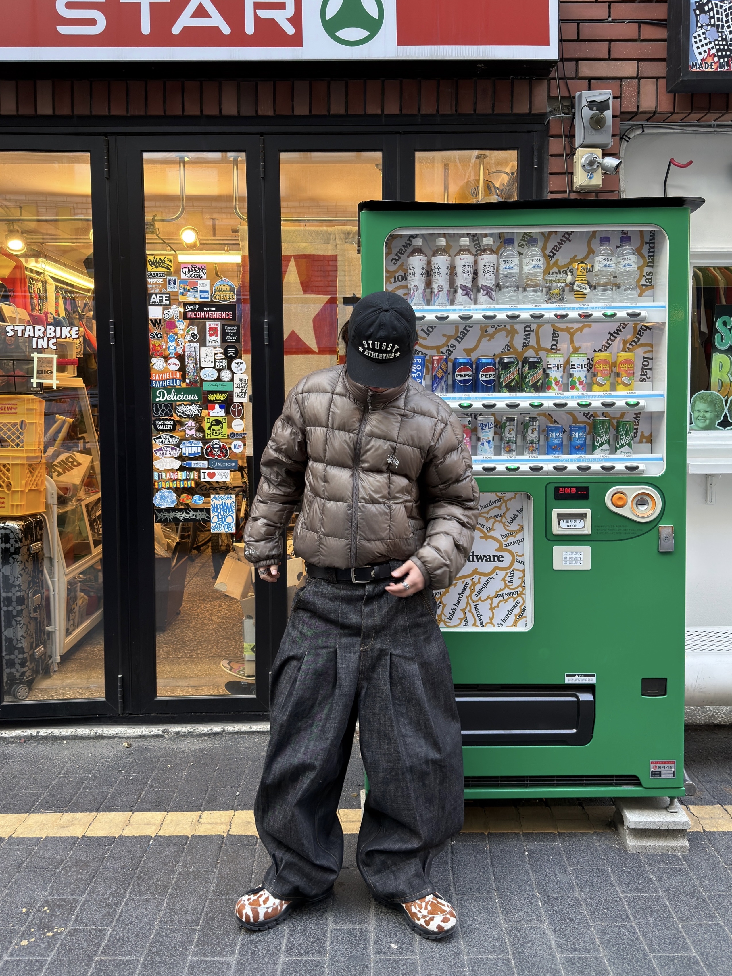 Stussy Midweight Hooded Puffer Olive, Nike Air Max Goadome QS Sail and Cacao Wow 착용 스타일 - 3