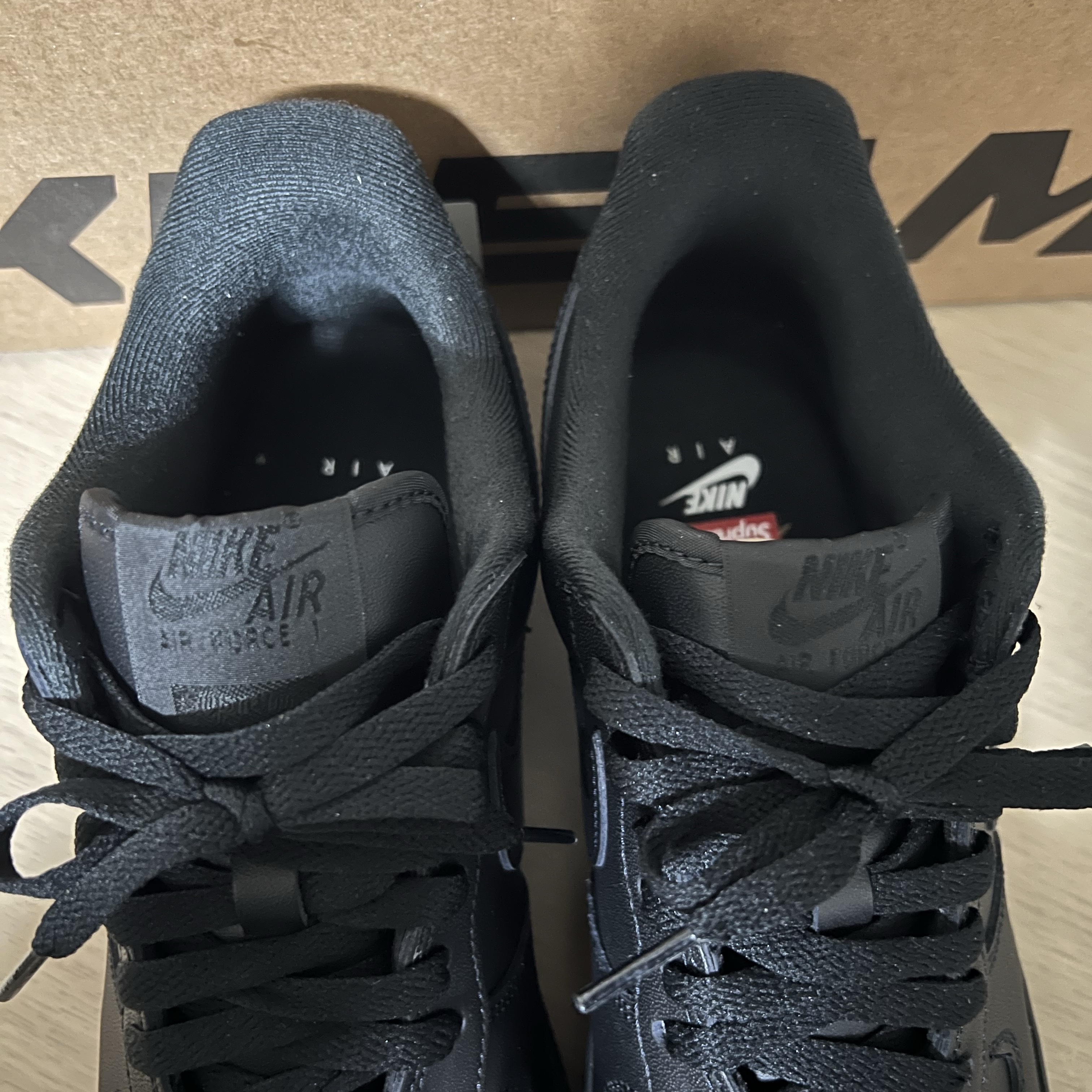 Nike x Supreme Air Force 1 Low Black 착용 스타일 - 1