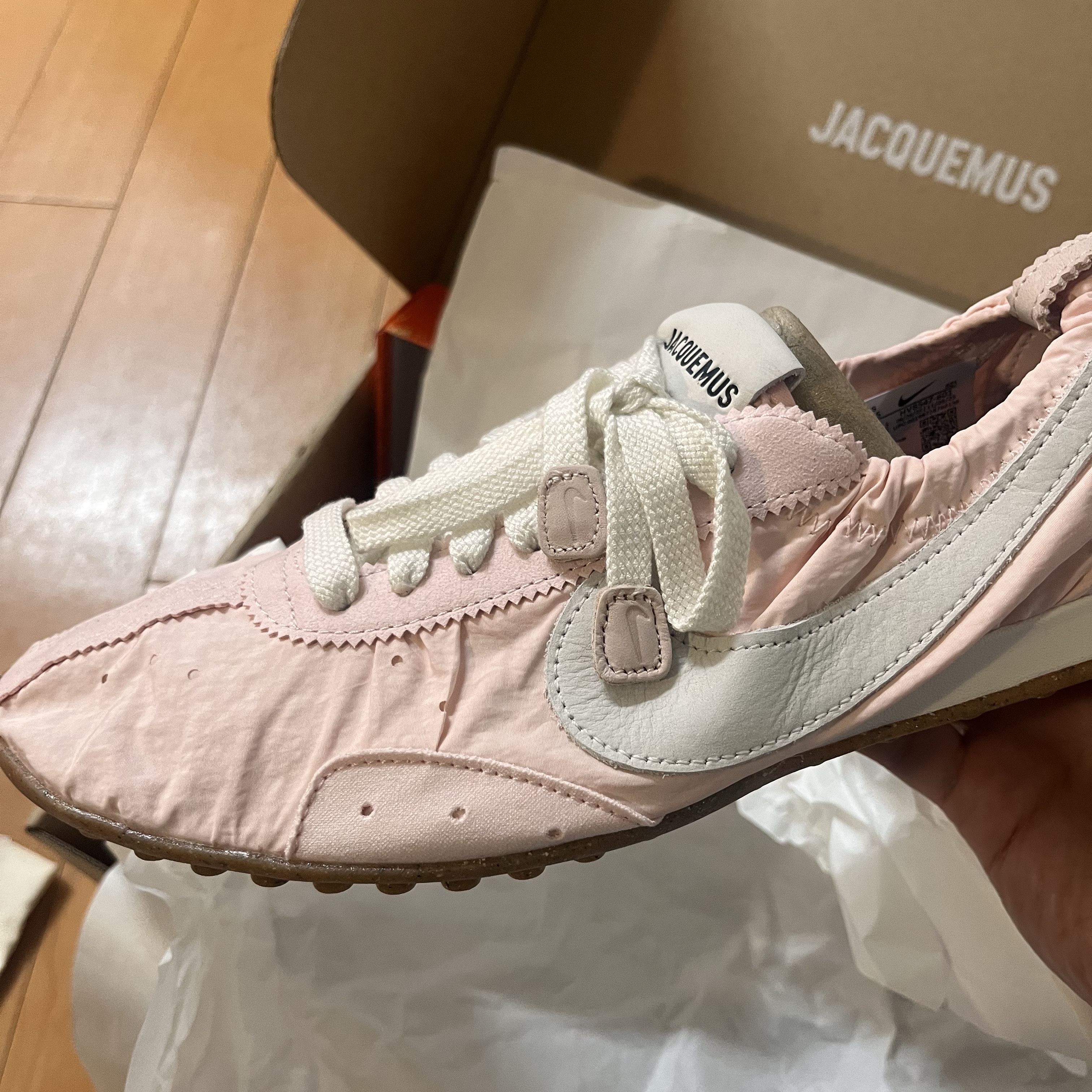 Nike x Jacquemus Moon Shoe SP Aluminum Pink Sail 착용 스타일